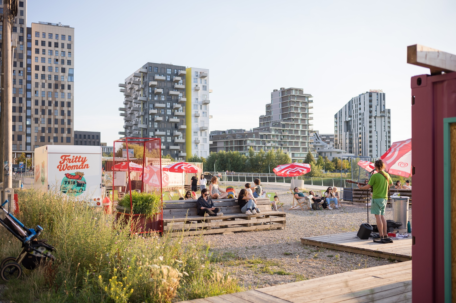 Stadtteil-Frühstück an der Nachbarschafts-Terrasse am Pier