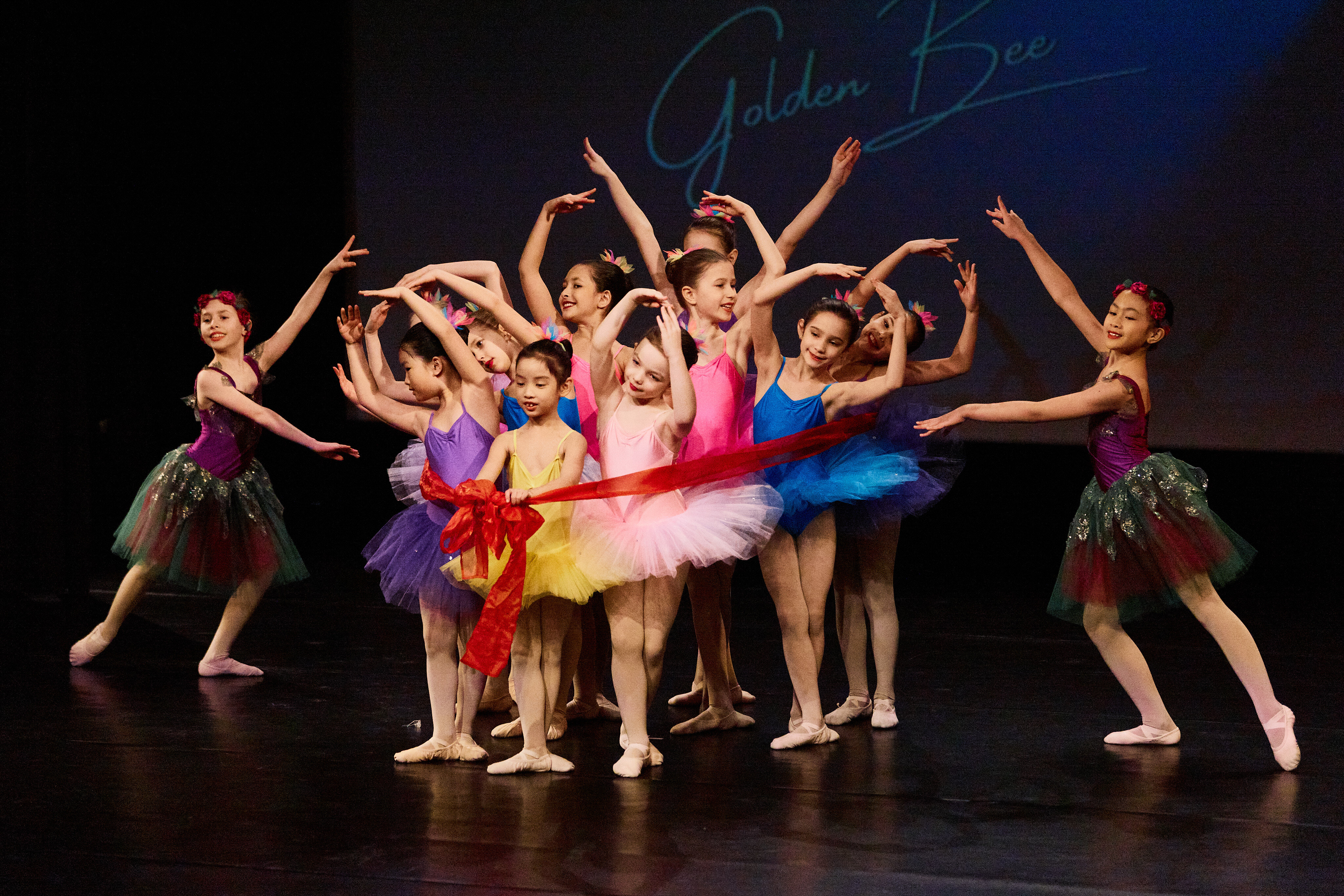 Kinder tanzen auf einer Bühne