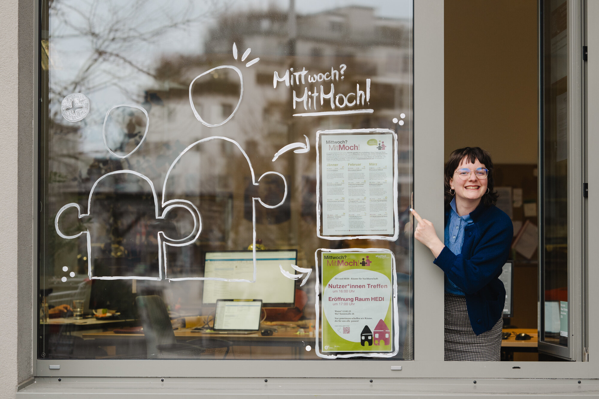 Mutig sein beim MitMoch! Eine Frau schaut aus dem Fenster