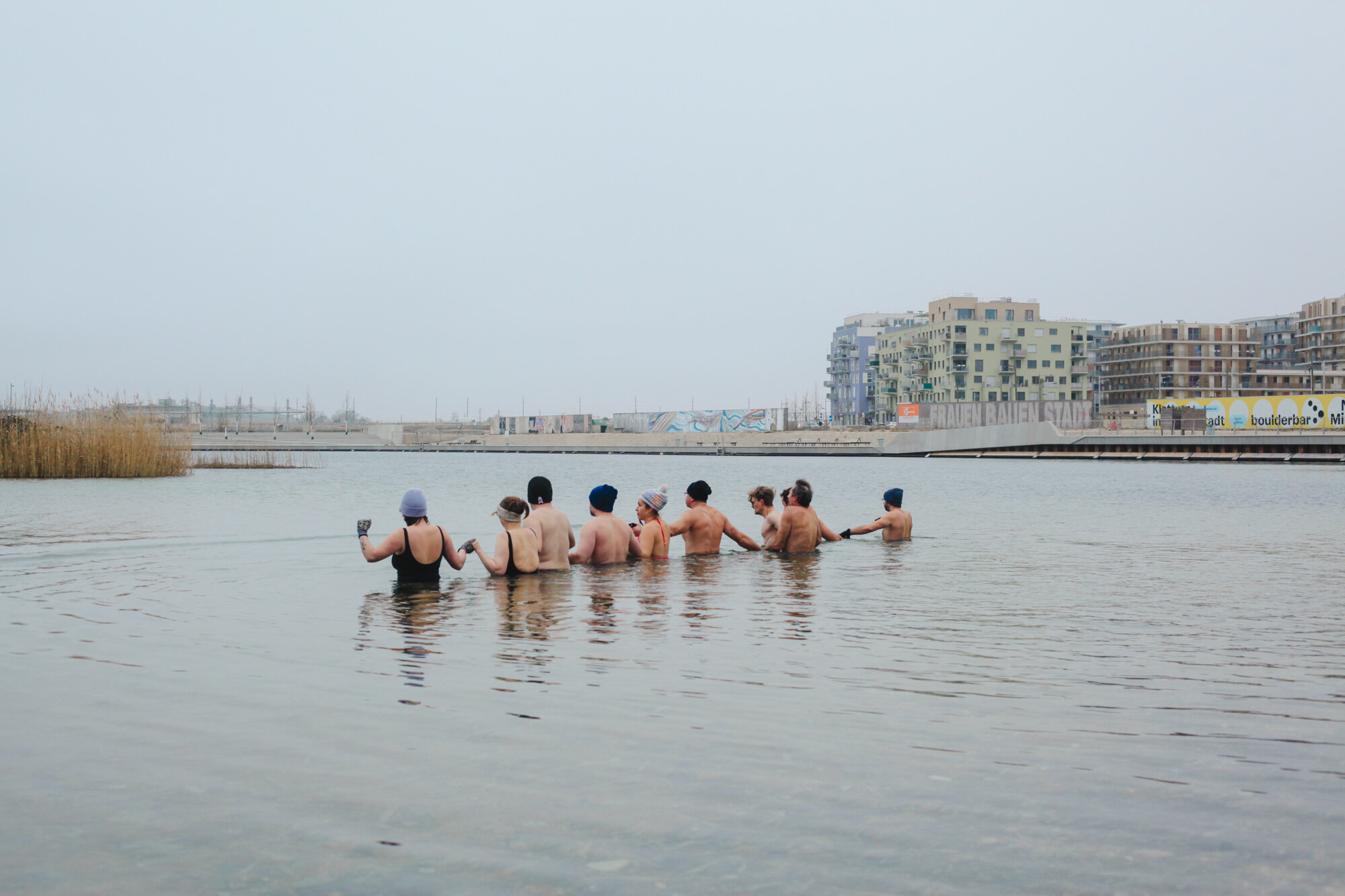 eisschwimmen Personen von hinten im Wasser-Winter