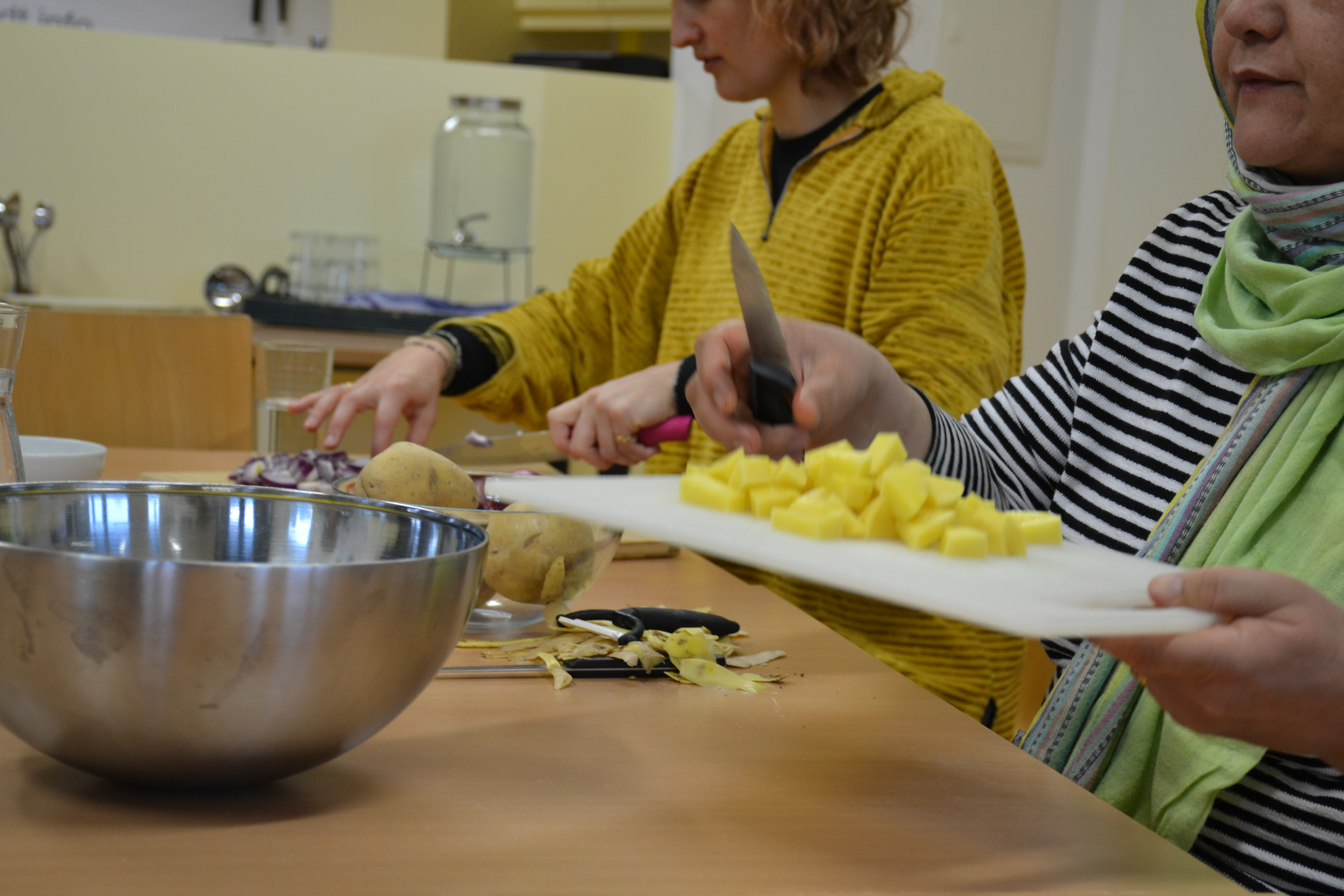 MitKoch Personen beim Gemüse schneiden
