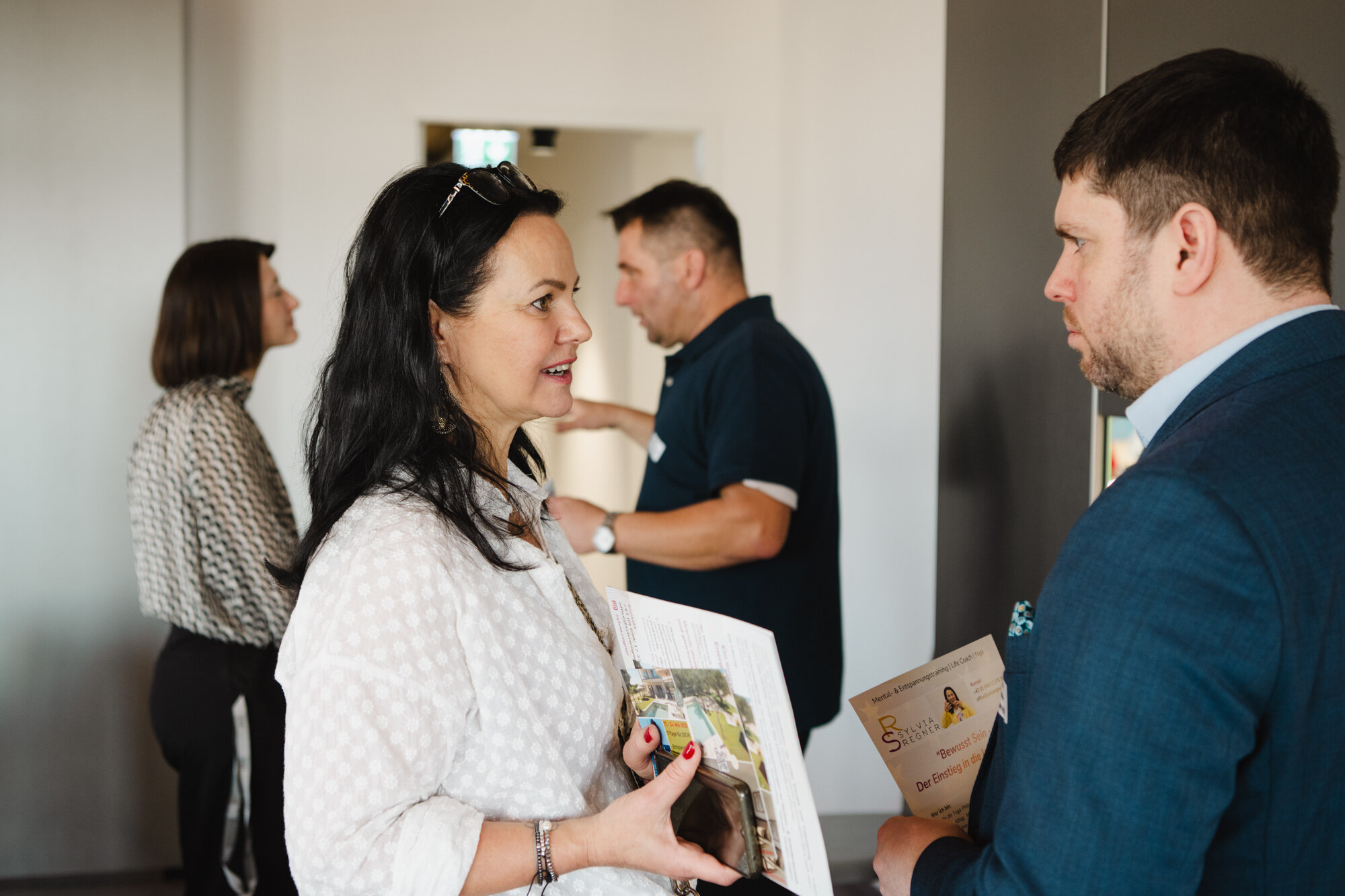 Business-zwei Personen ddie miteinander Sprechen