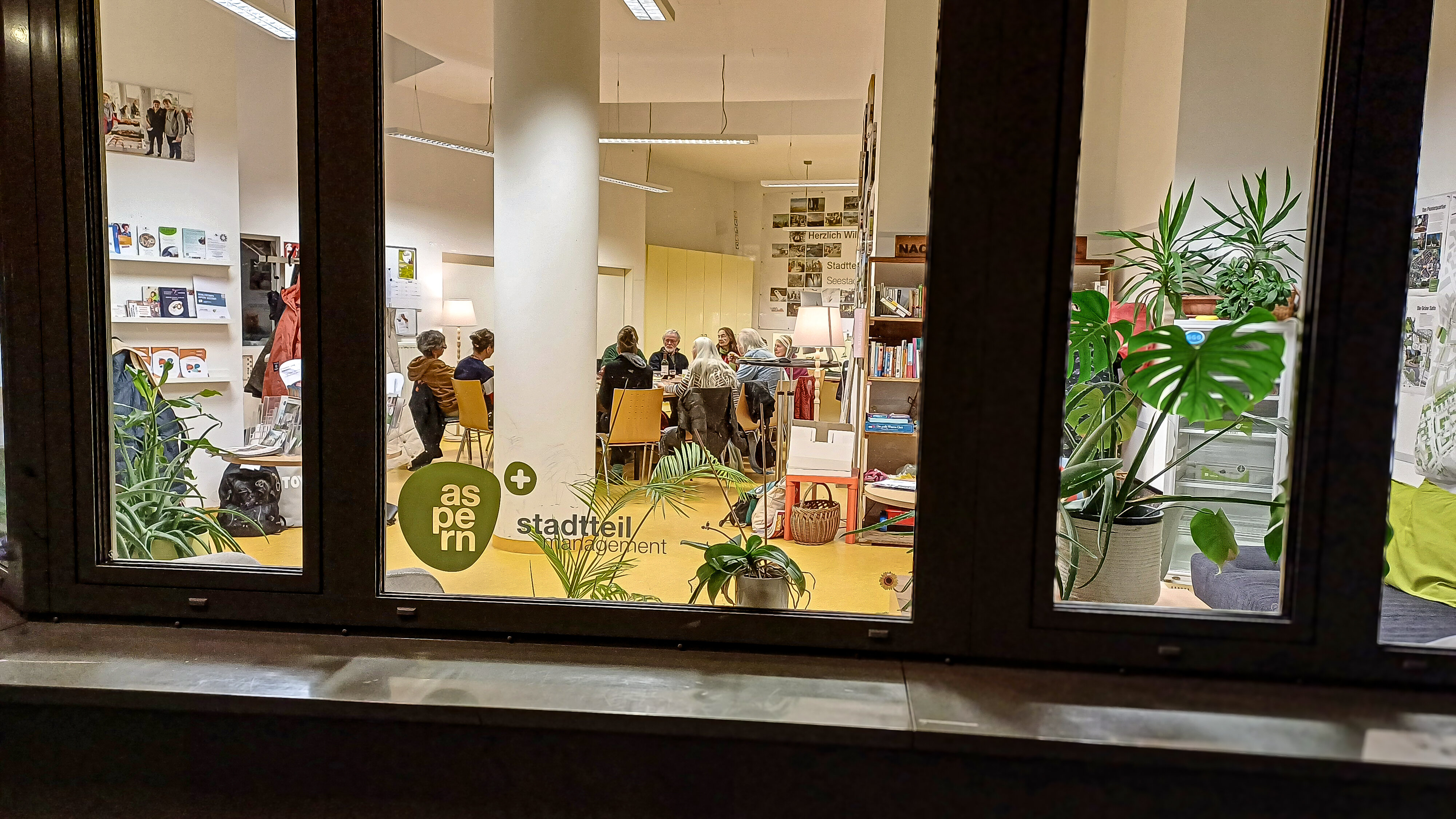 Von außen in das STM Büro fotografiert (am Abend)