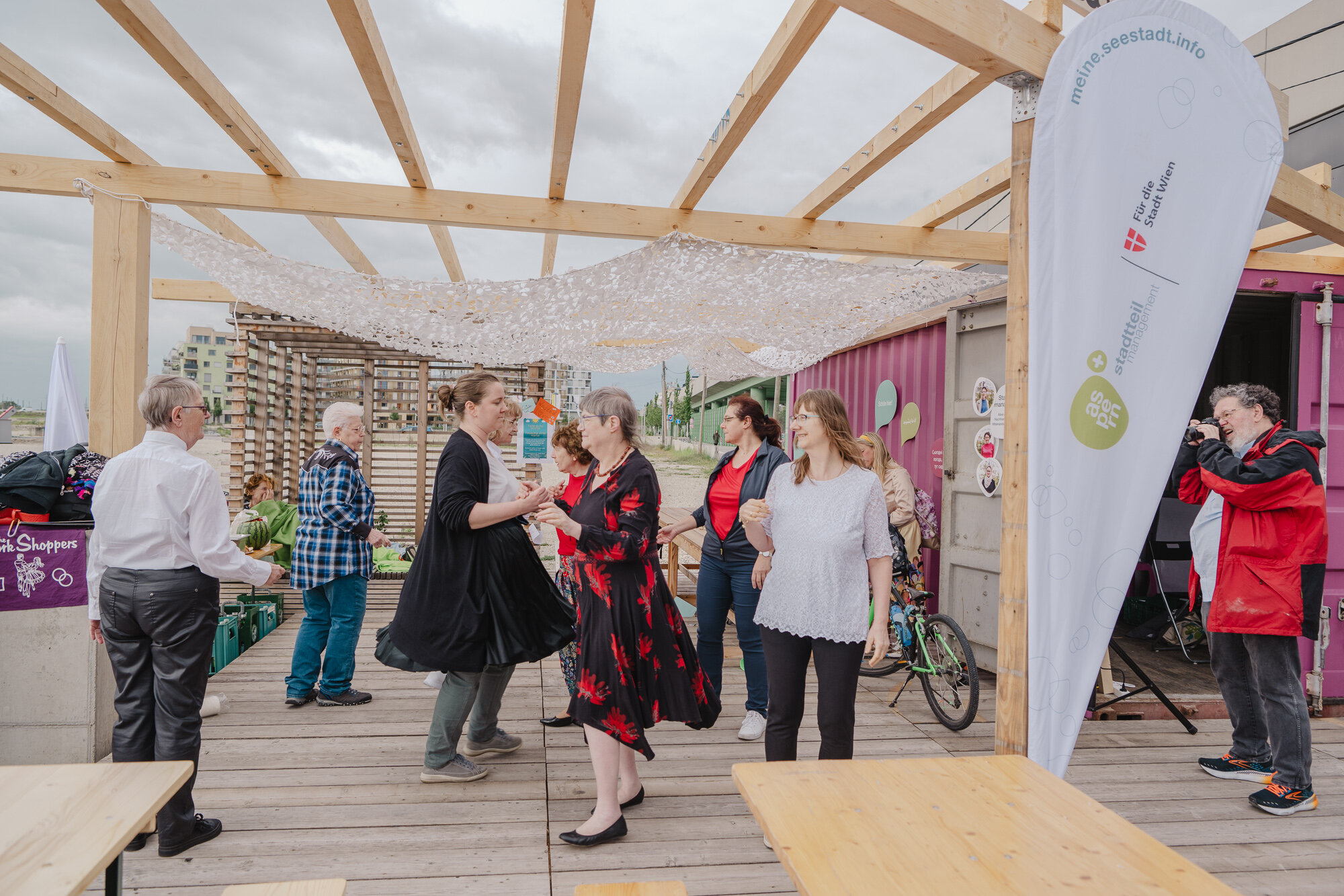 Menschen tanzen miteinander