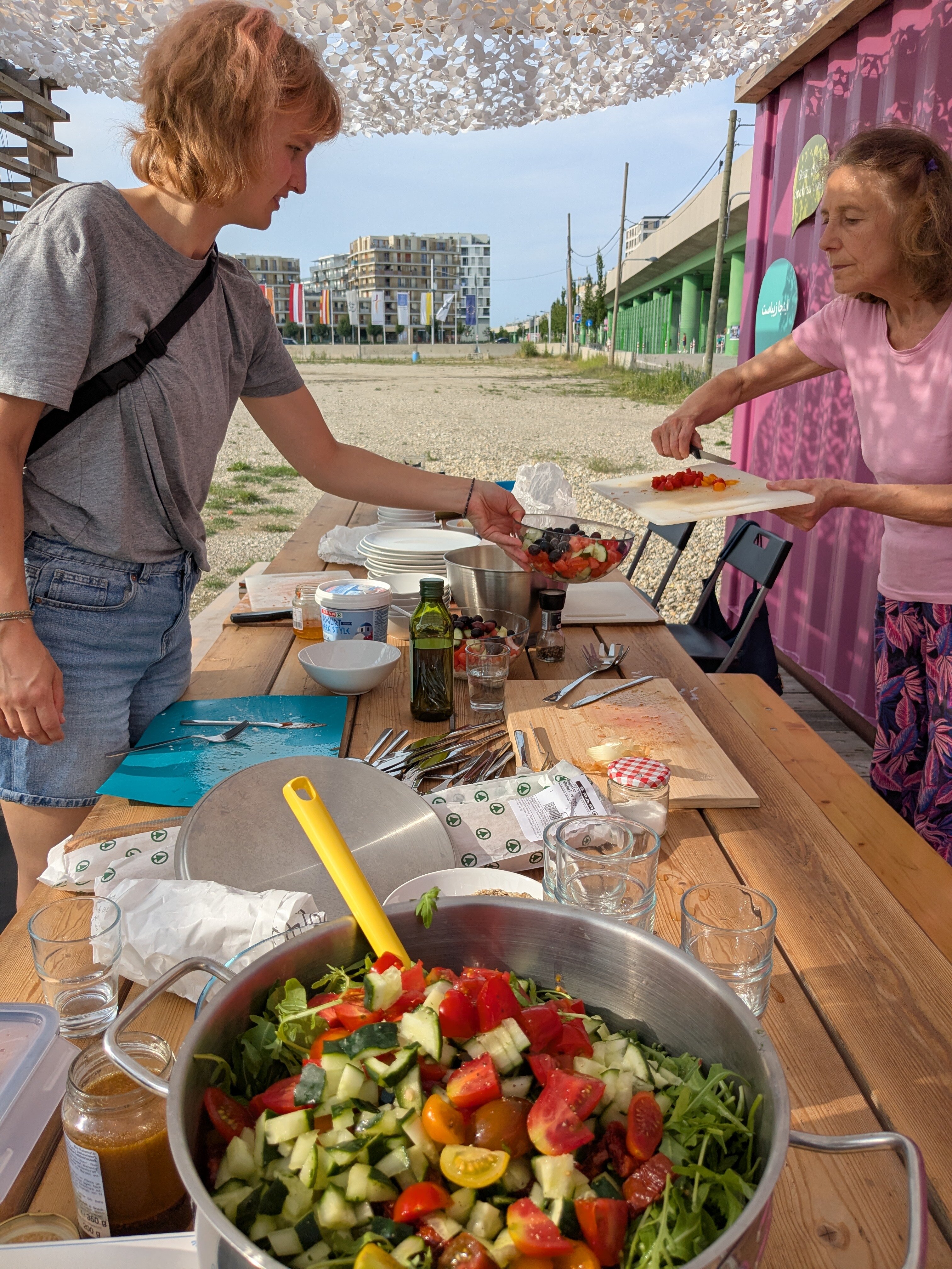 Zwei Menschen stehen an einem Tisch und kochen gemeinsam
