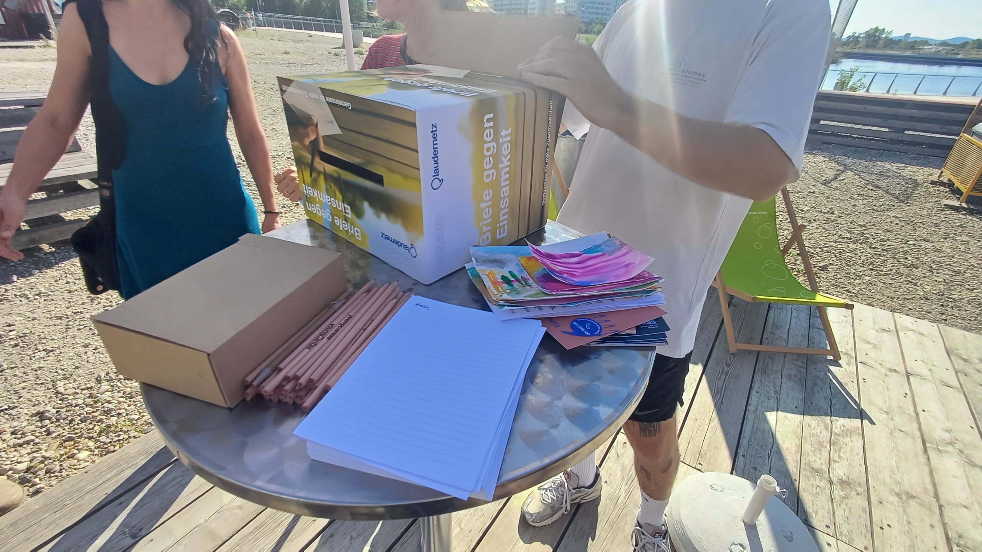 Auf einem stehtisch steht eine Box