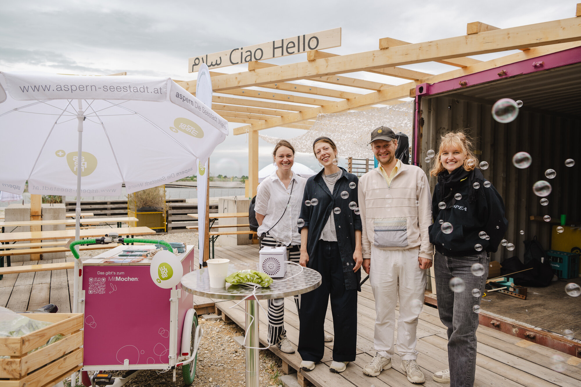 4 menschen stehen nebeneinander