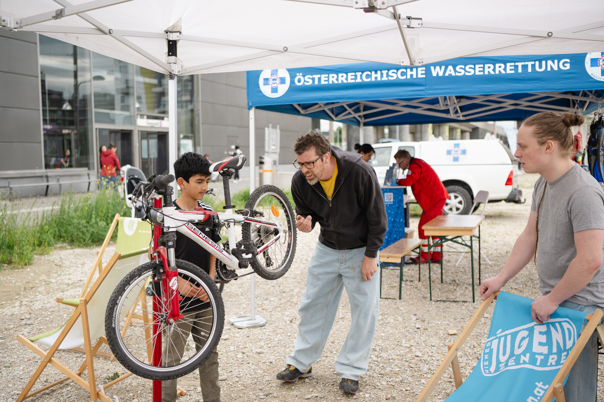 ein Mann und ein Kind reparieren ein Rad