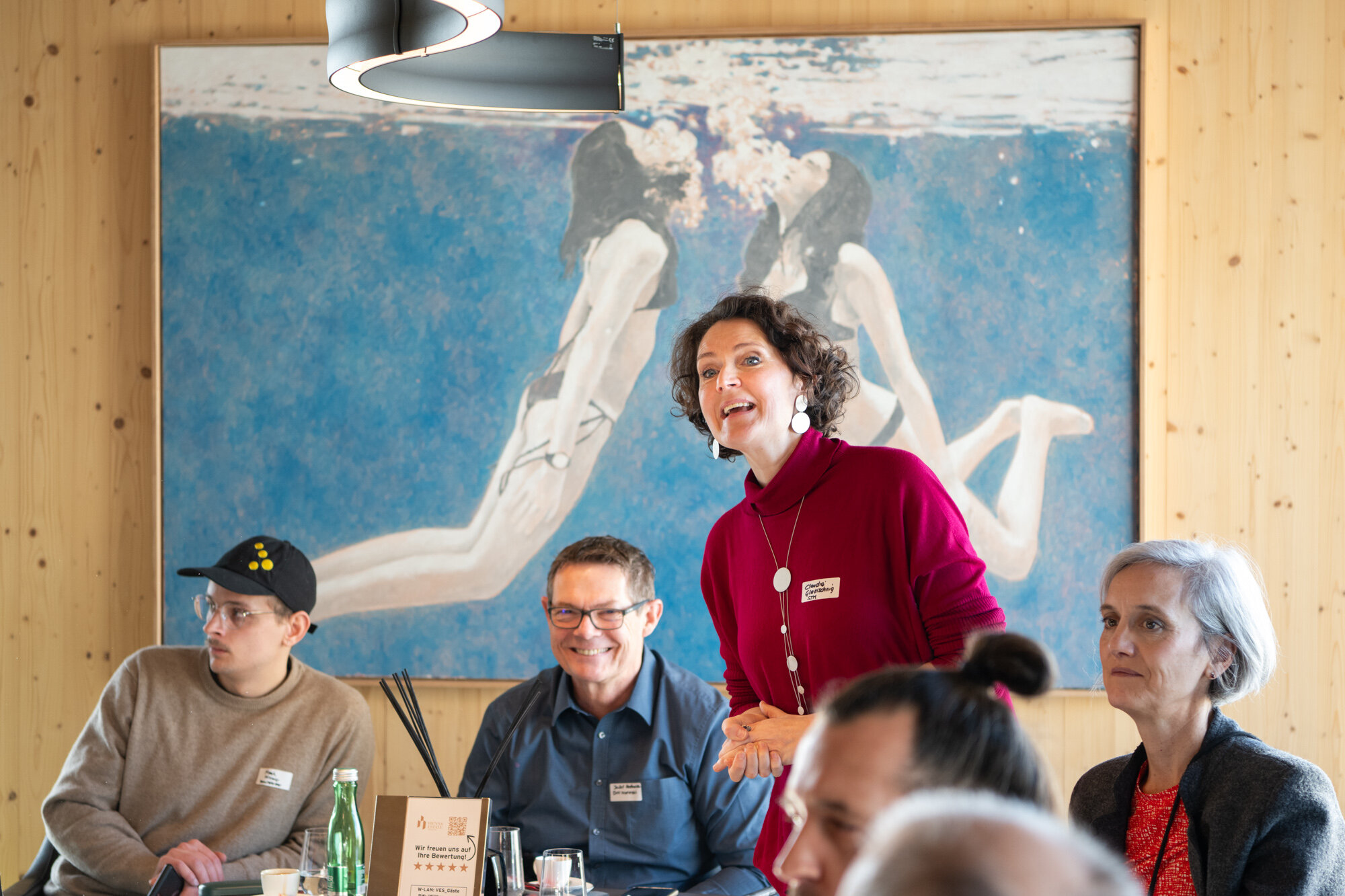 Menschen diskutieren miteinander