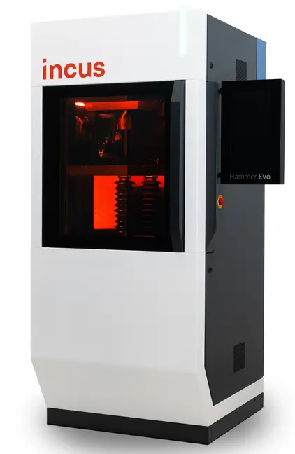 Weißer 3-D Drucker mit dem Logo von Incus links oben