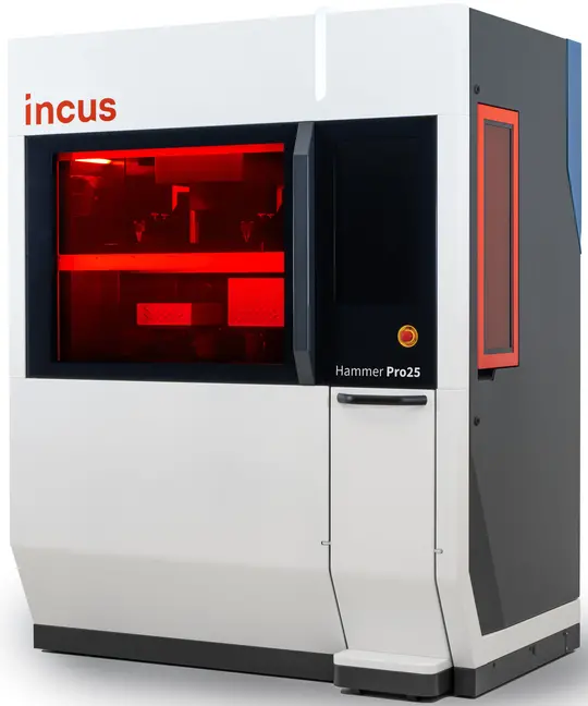 Weißer 3-D Drucker mit dem Logo von Incus links oben
