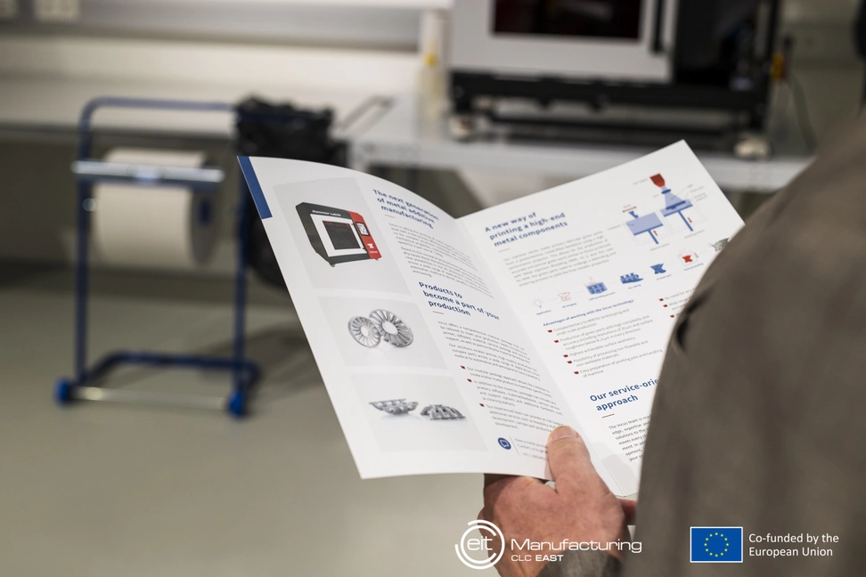 Eine Bedienungsanleitung eines 3D-Druckers wird in der Hand gehalten 