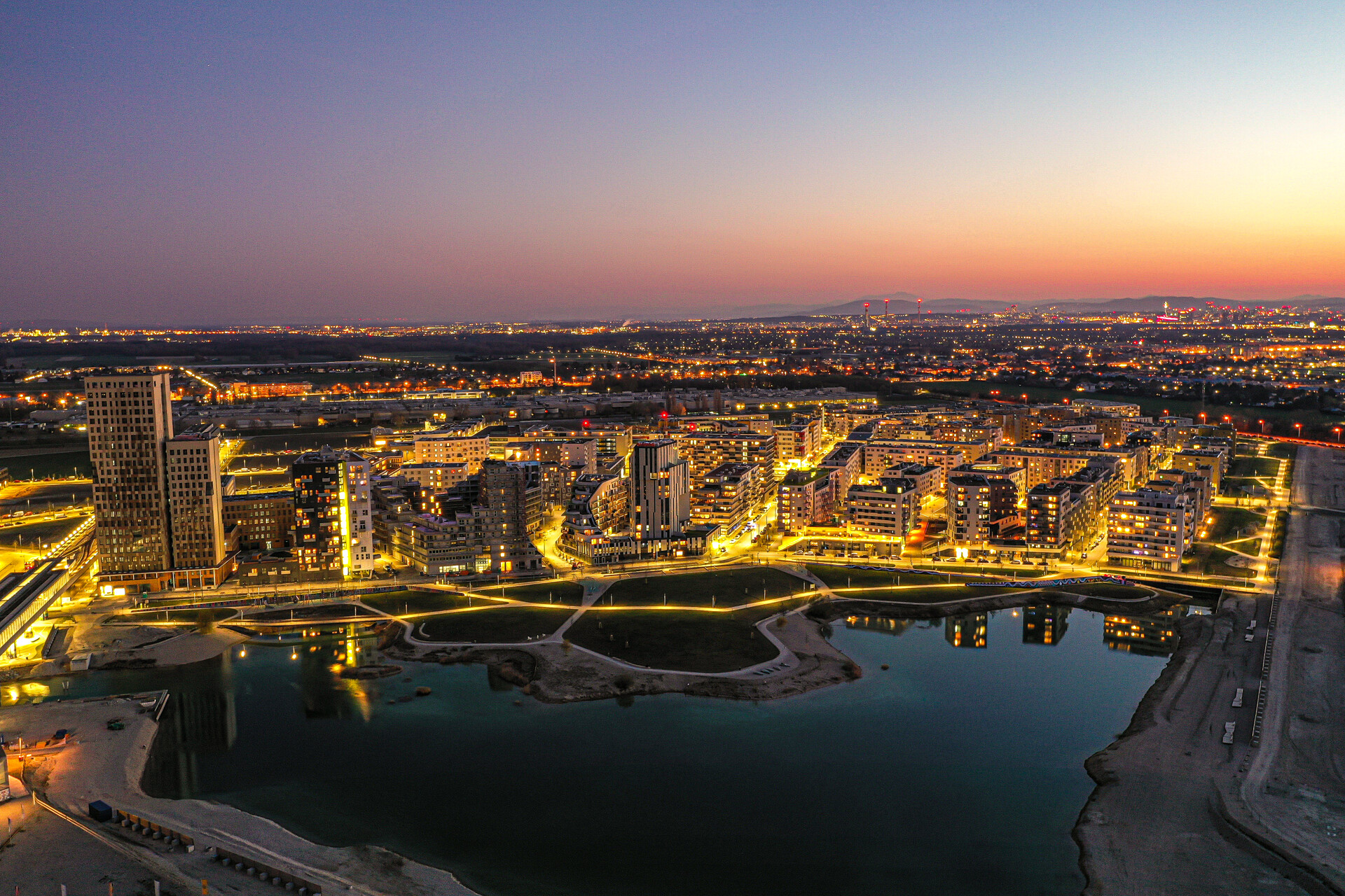 Seestadt drohnenaufnahme bei Nacht