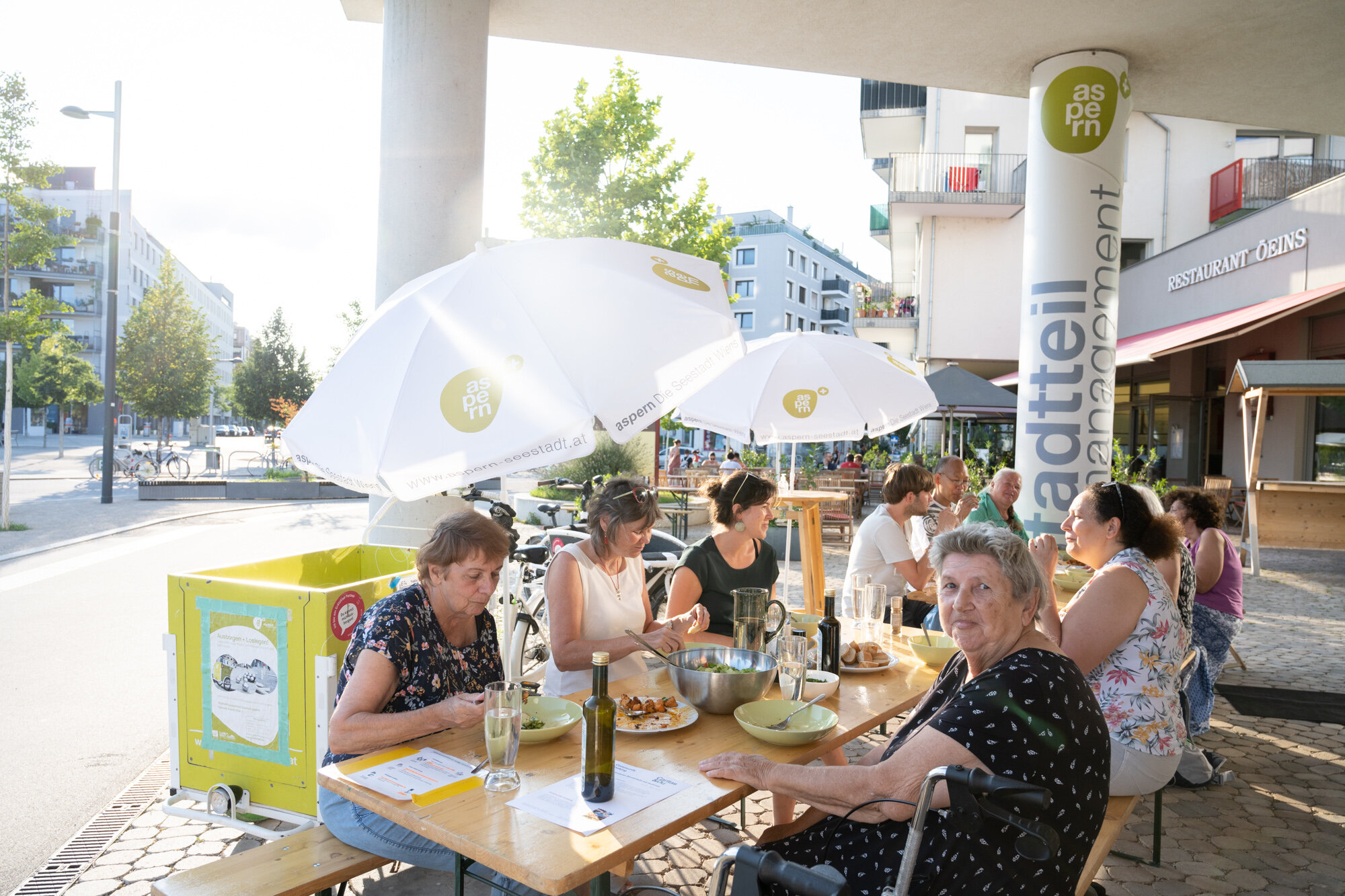 Menschen sitzen an einem Frühstückstisch