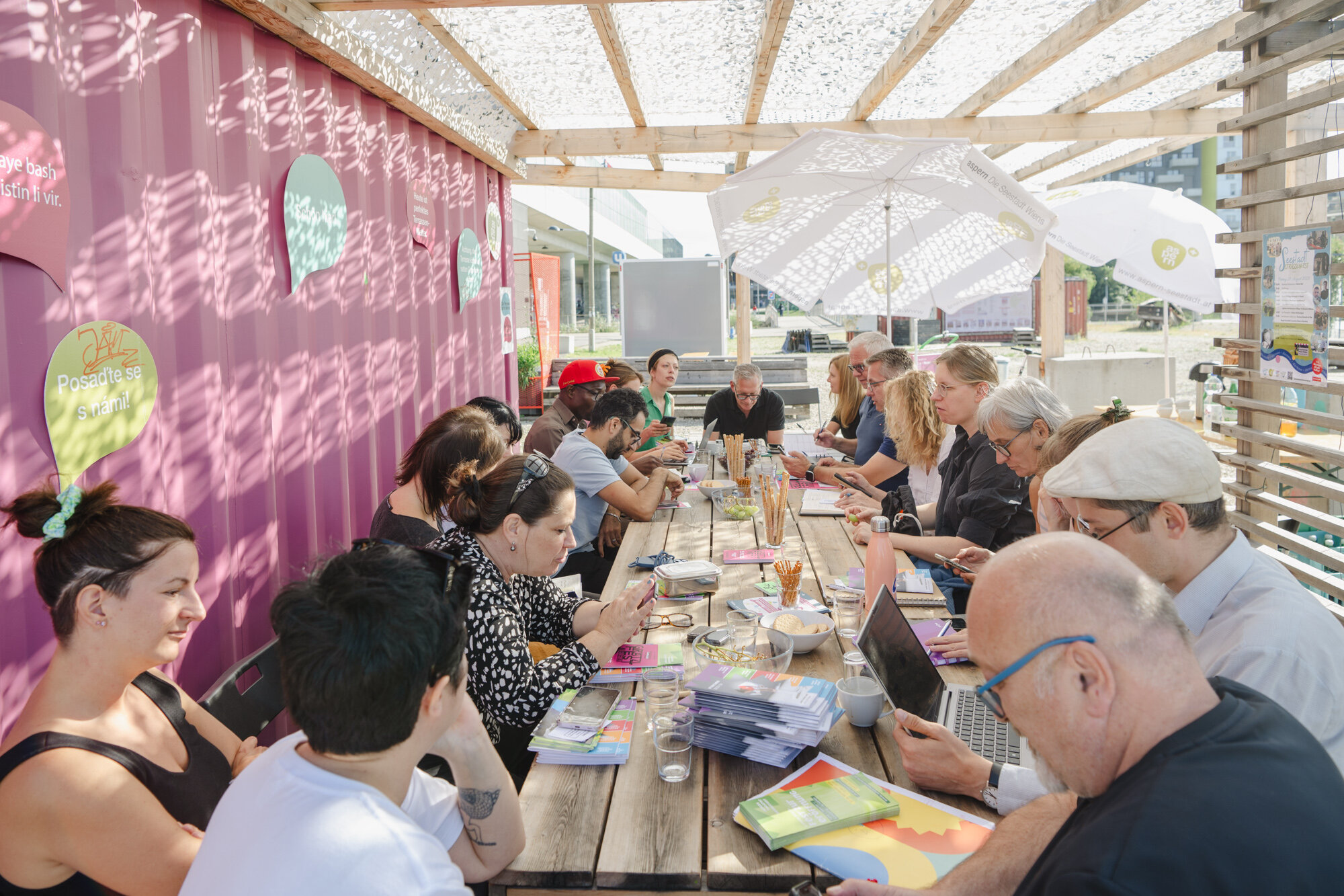 Menschen sitzen an einem großen Tisch