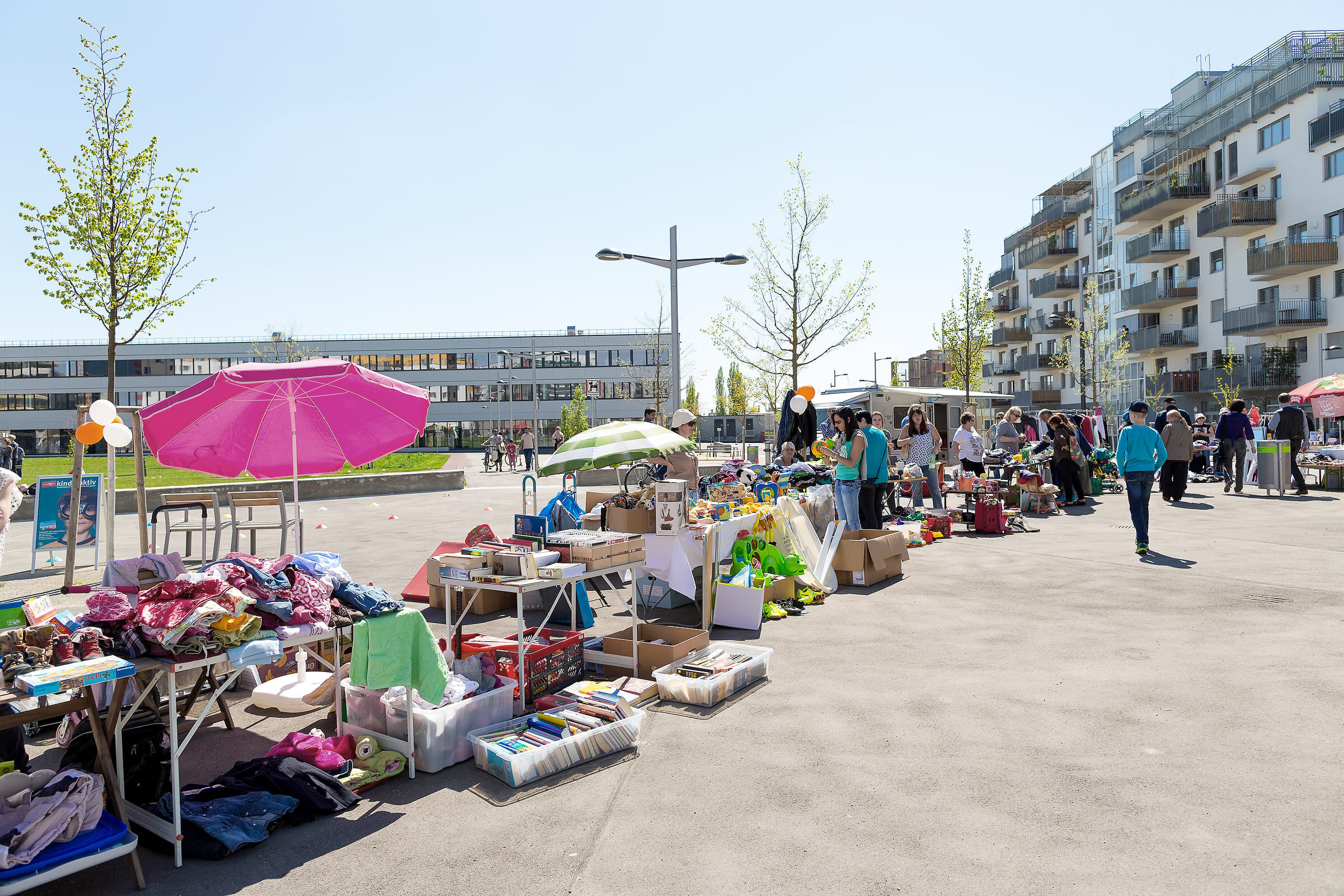 Flohmarkttische sind auf einem Platz aufgebaut