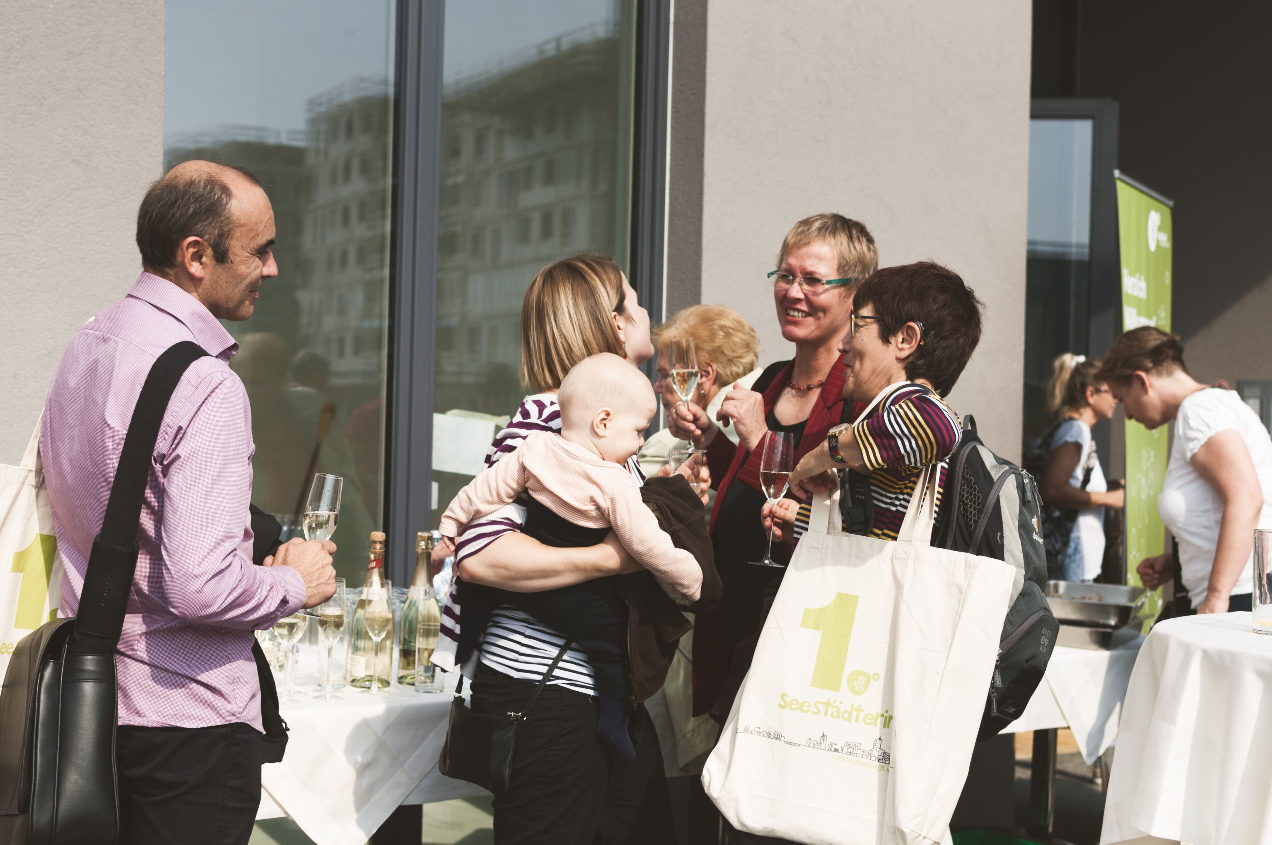 Menschen mit Taschen stehen zusammen