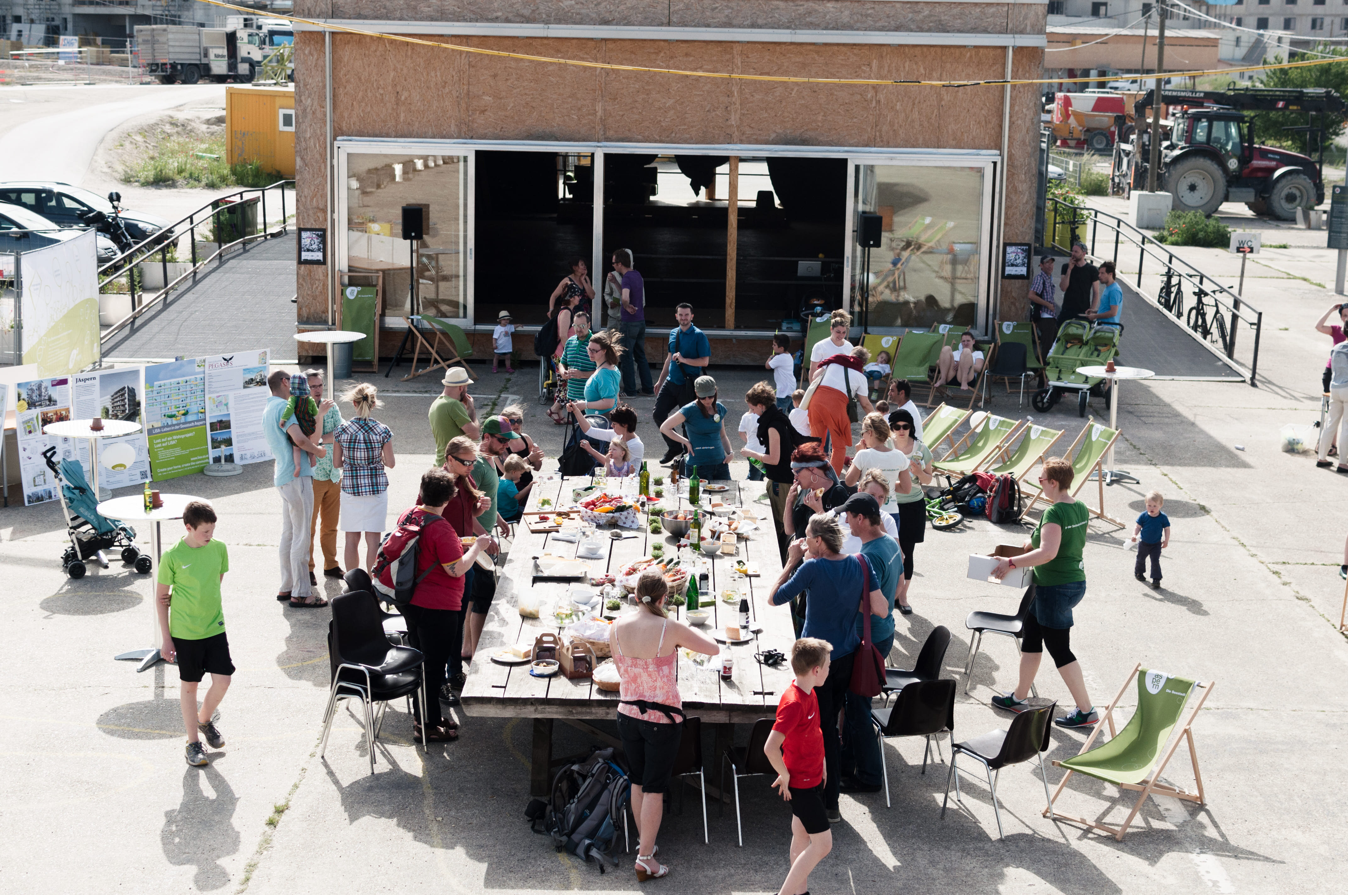 Menschen sind um einem großen Tisch versammelt