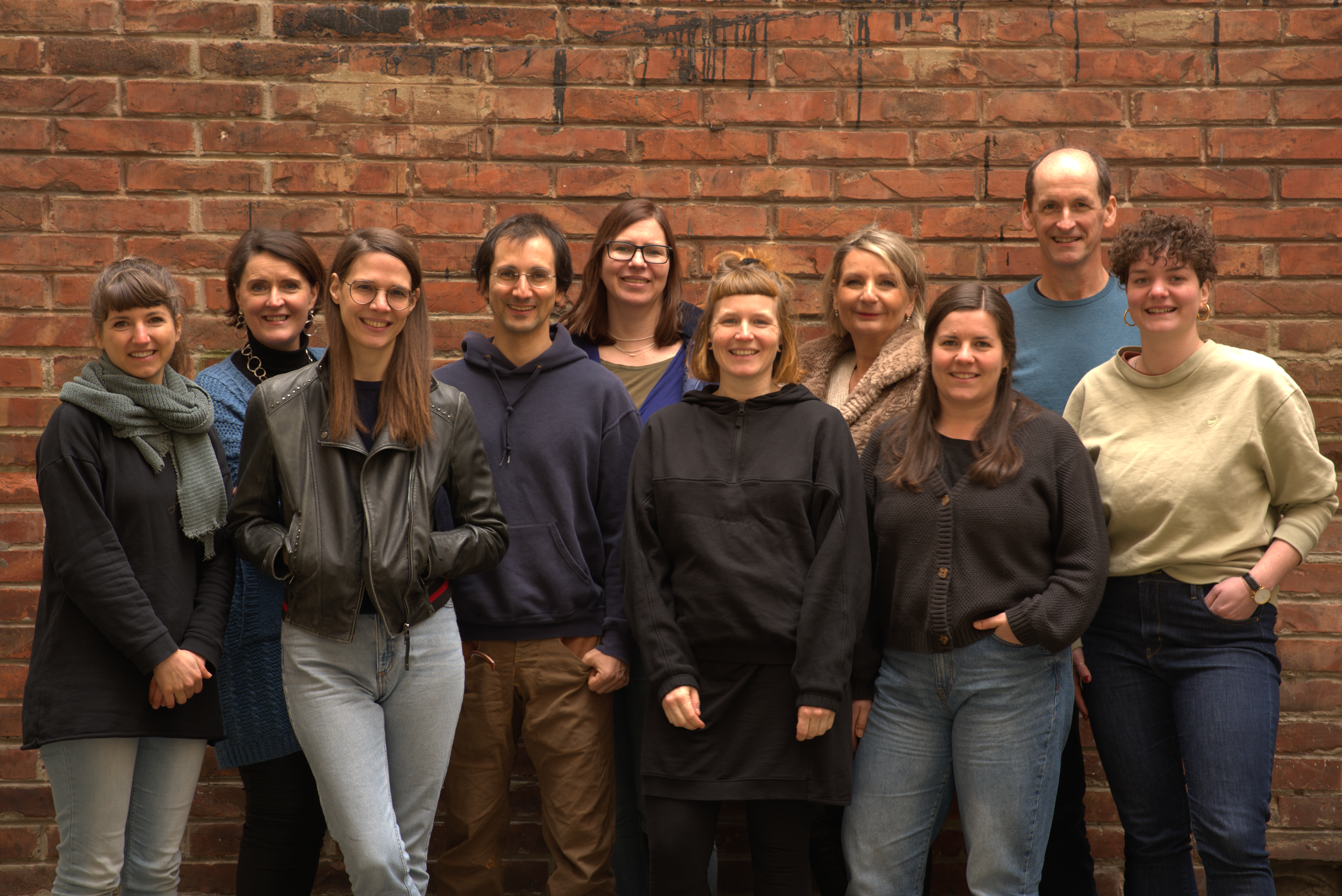 Gruppenfoto vor einer Ziegelwand