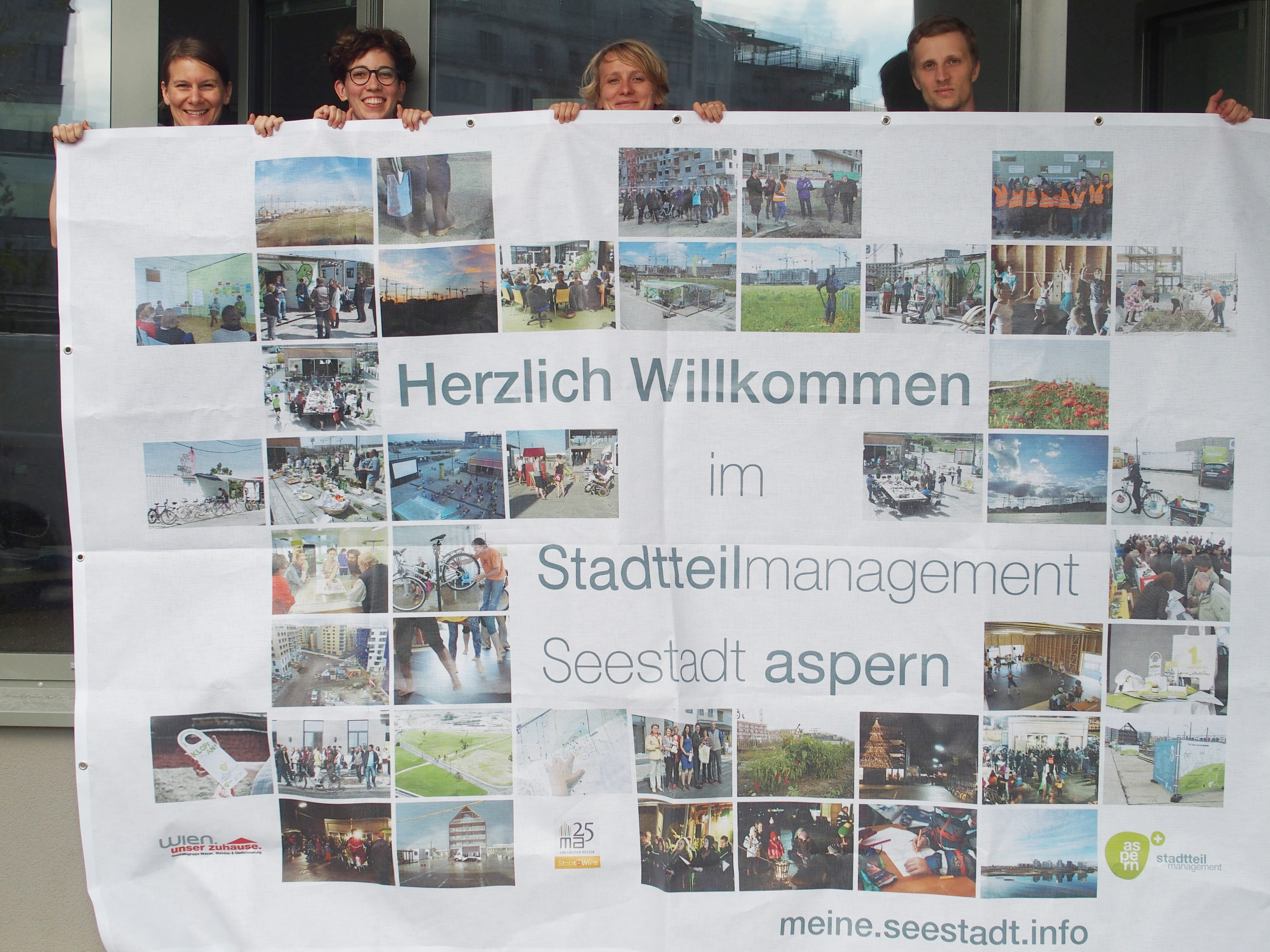 Menschen halten ein großes Plakat