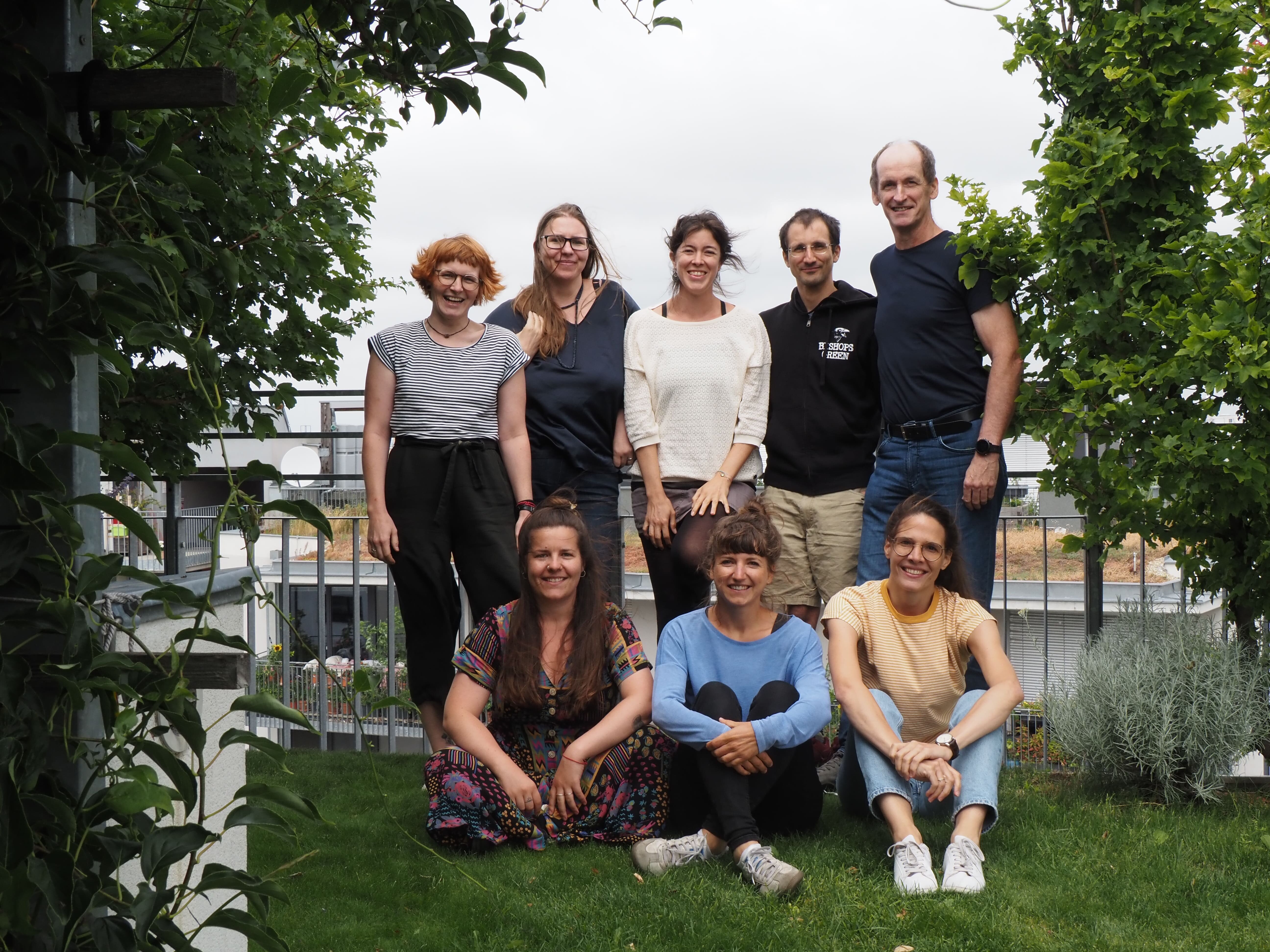 eine Gruppe sitzt auf der Wiese