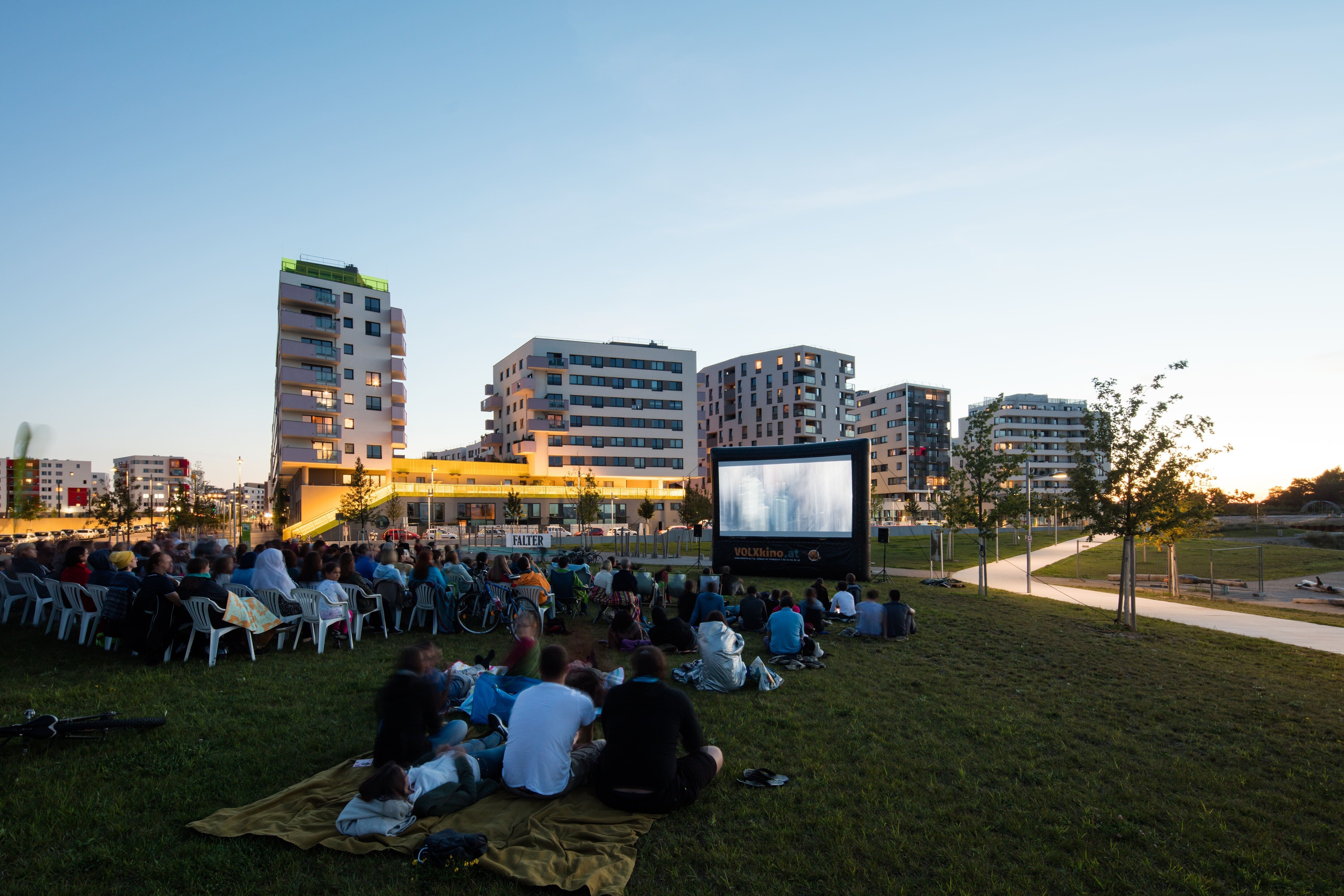 Kino in der Seestadt mit Hochhäusern dahinter