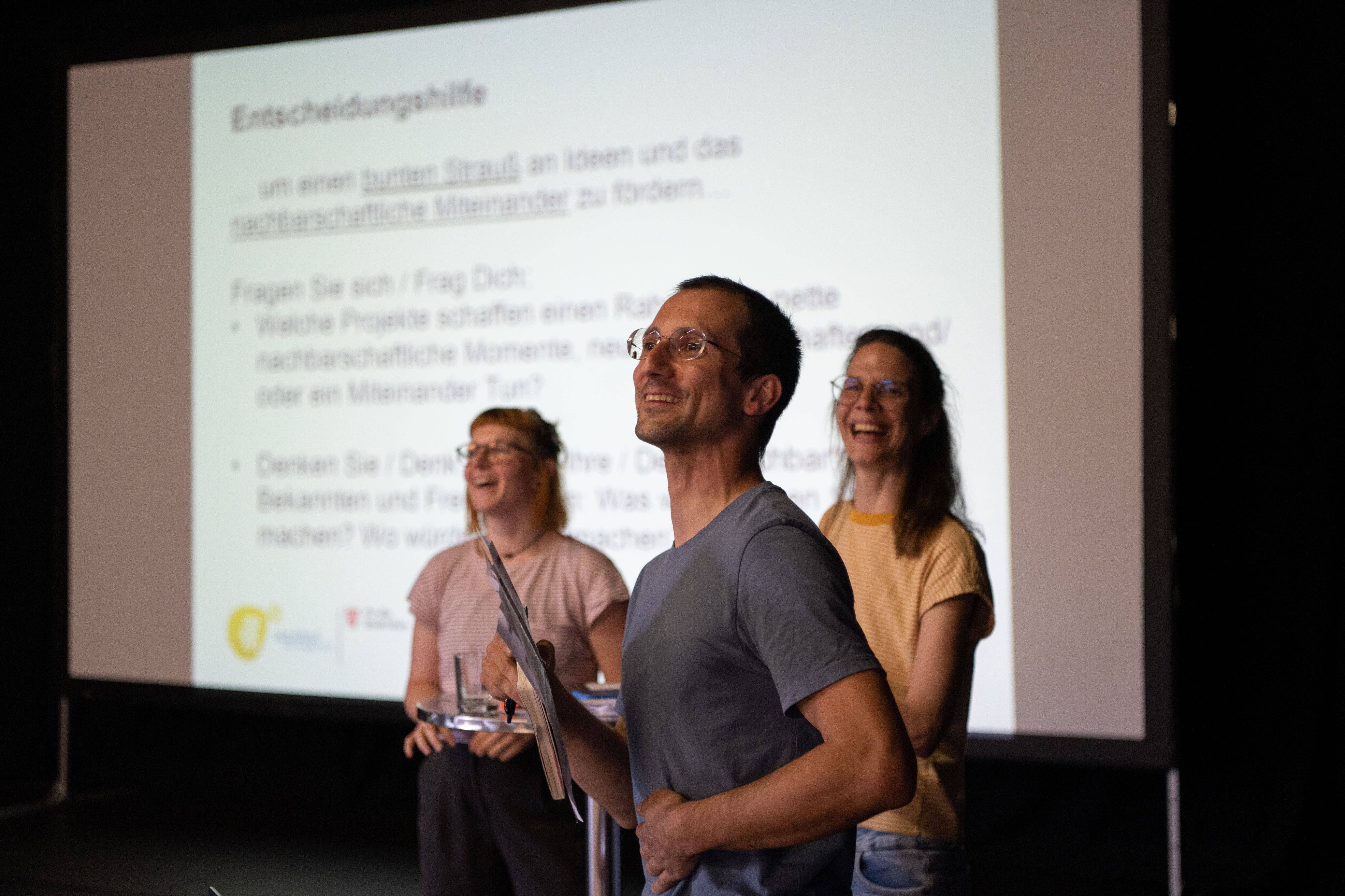 3 Menschen die sich freuen