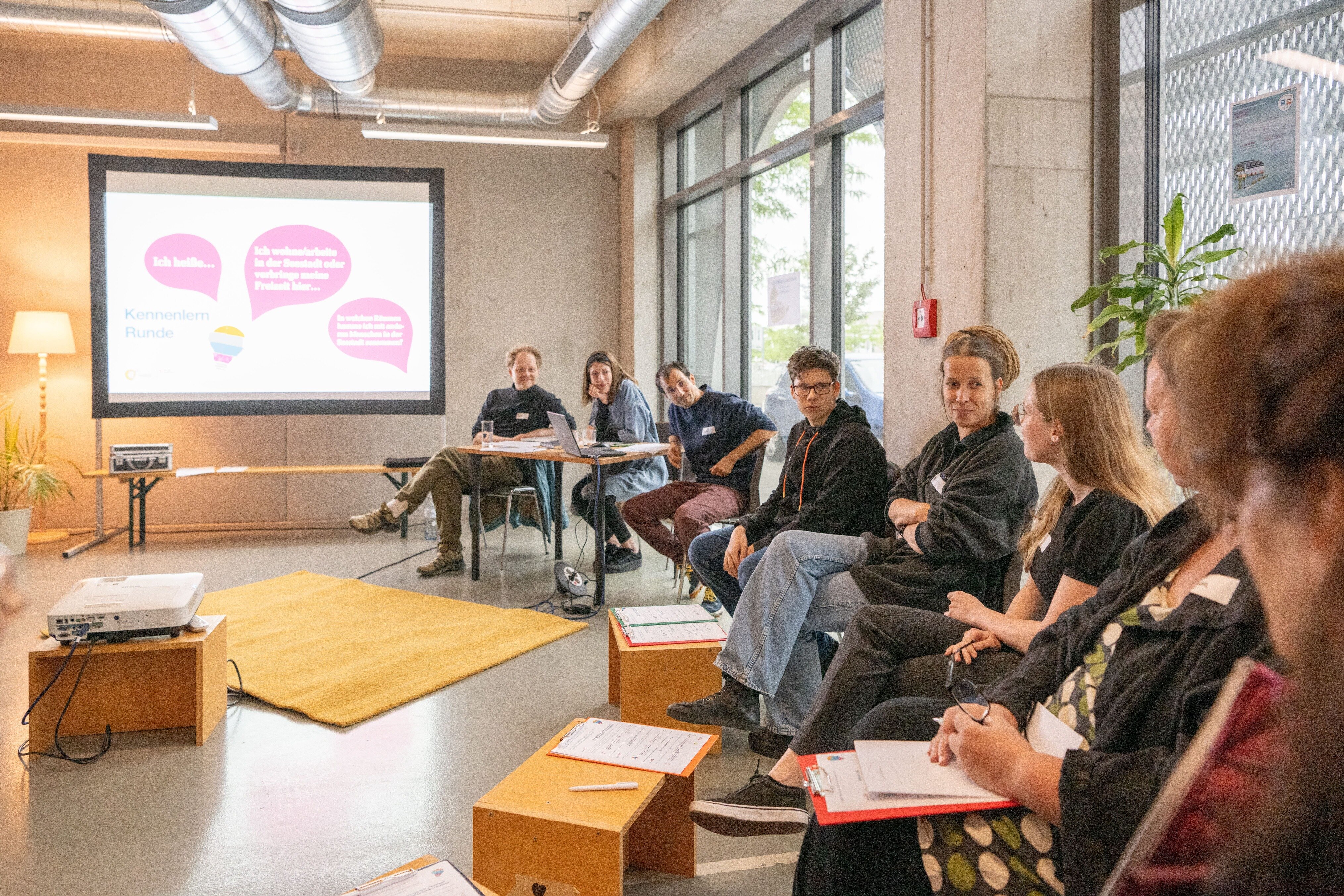Menschen sitzten nebeneinander auf Sessel