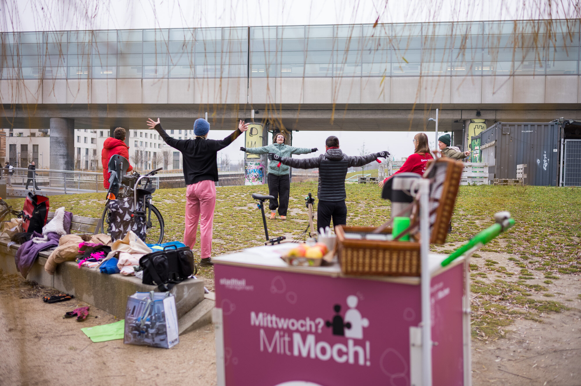 Menschen wärmen sich auf einer Wiese gemeinsam auf