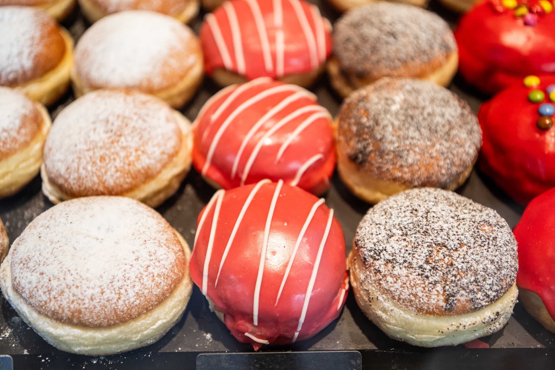 Verschiedene Krapfen mit Glasur und Zucker in Nahaufnahme