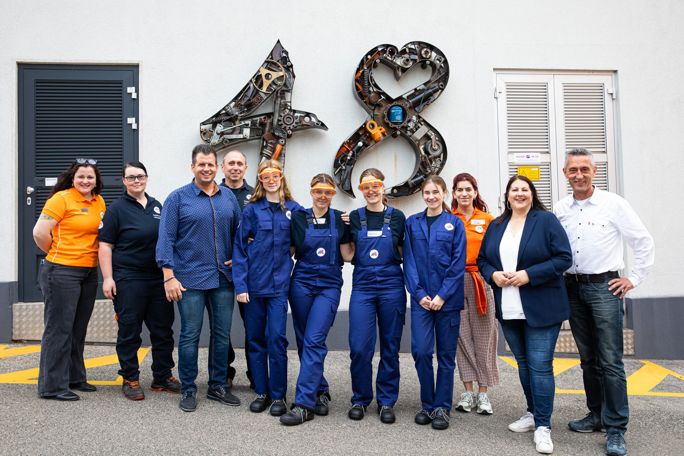Gruppenbild von Schülerinnen und Vertreter:innen der Stadt Wien vor der MA48