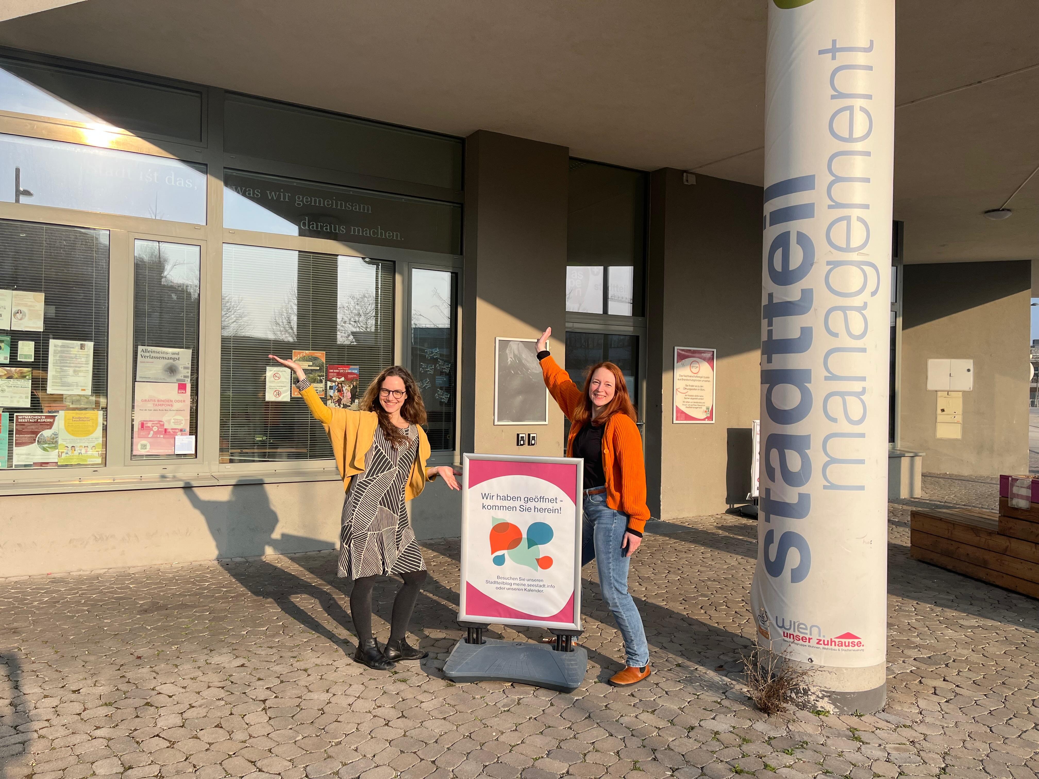 Foto vom Stadtteil-Managementbüro und zwei Team-Mitgliedern