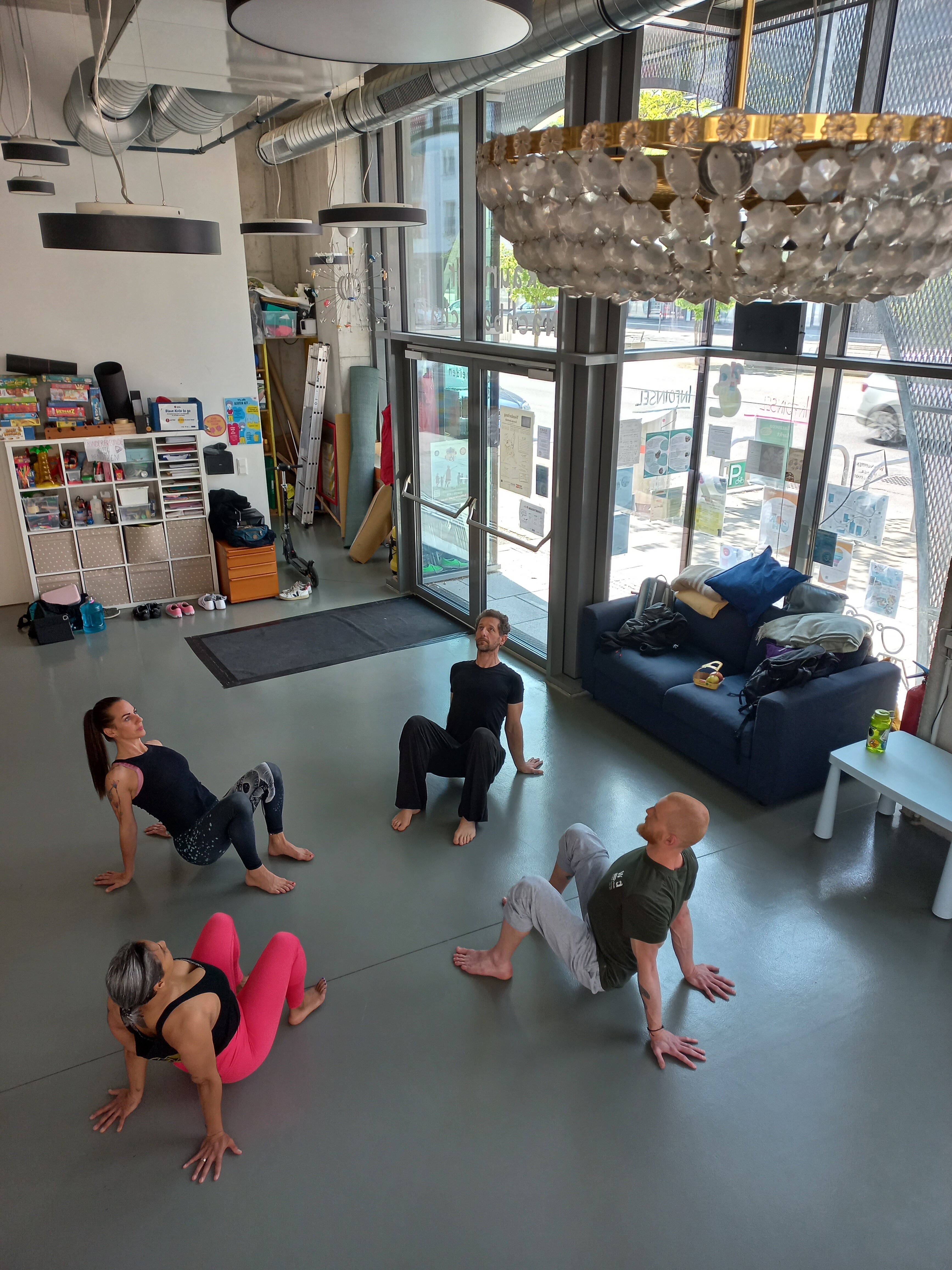 Personen, die im Raum für Nachbarschaft Sport machen