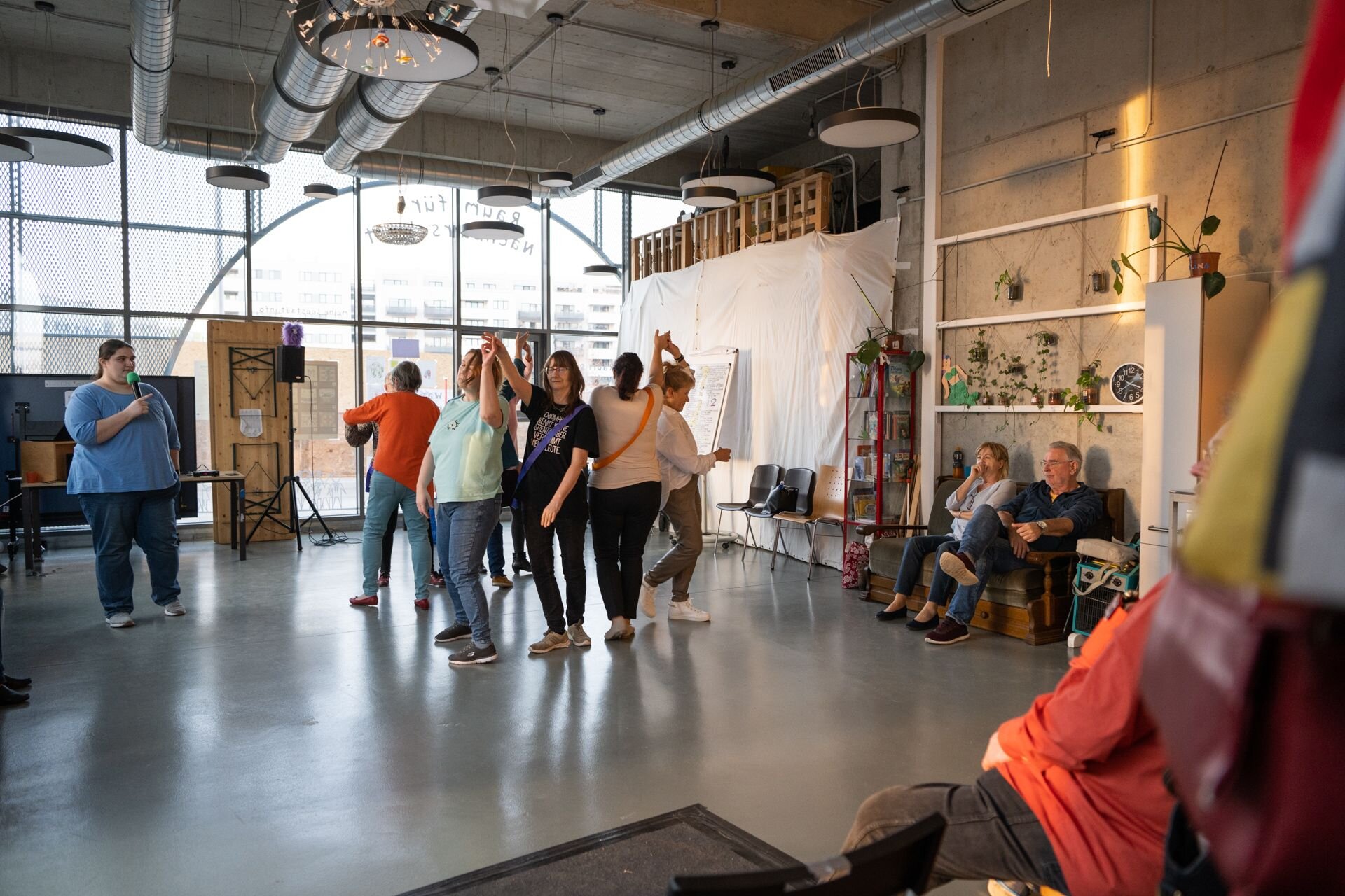 Personen, die im Nachbarschaftsraum Line Dance üben