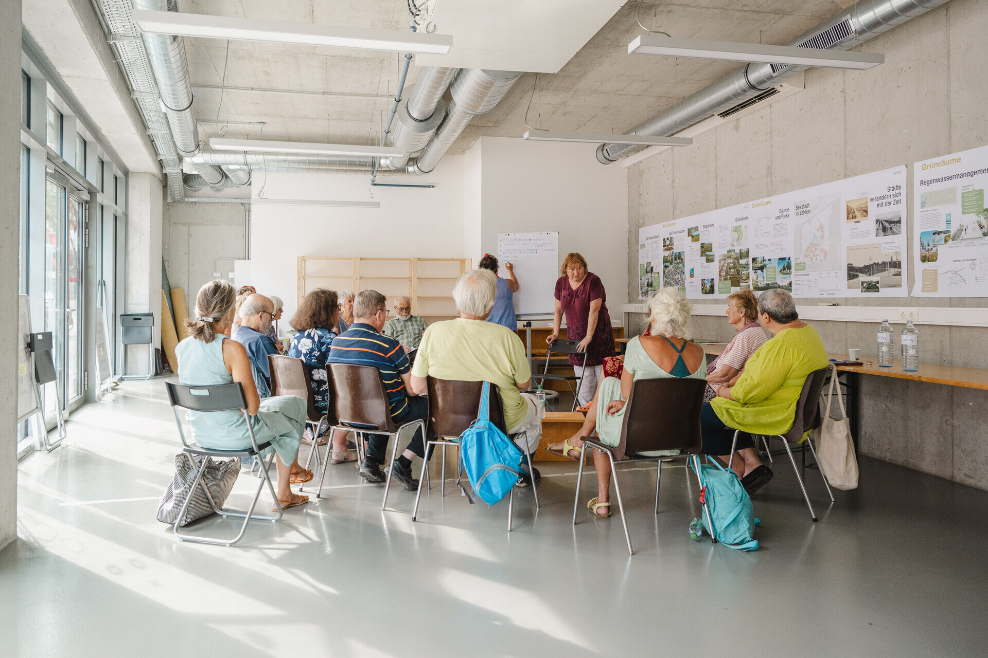 Gruppe von Menschen im Nachbarschaftsraum HEDI