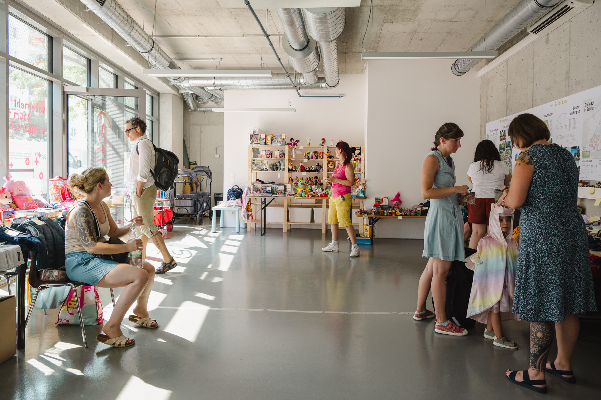 Gruppe von Menschen im Nachbarschaftsraum HEDI