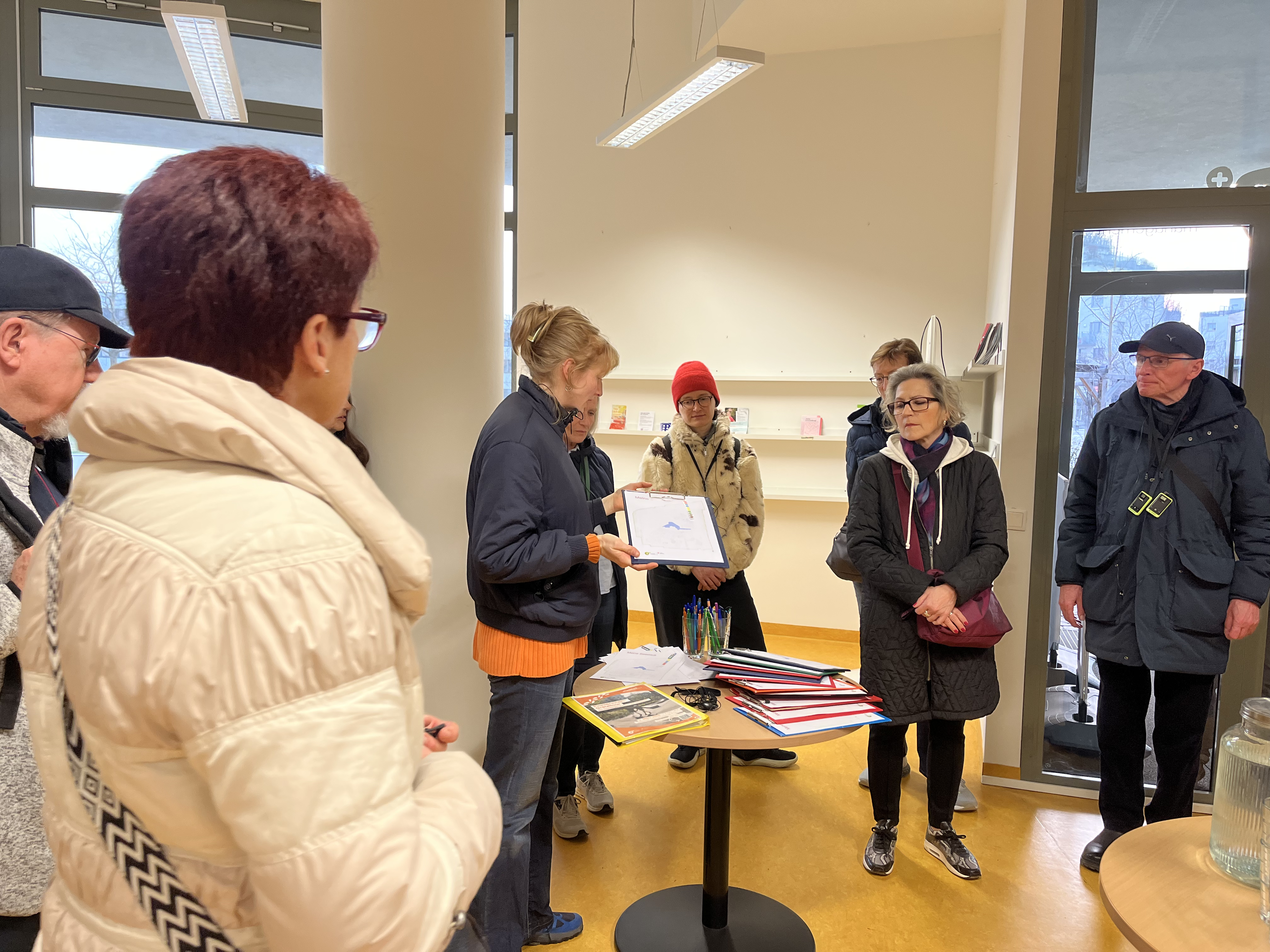 Gruppe von Menschen hören zu bei Erklärung zu einer Aufgabe