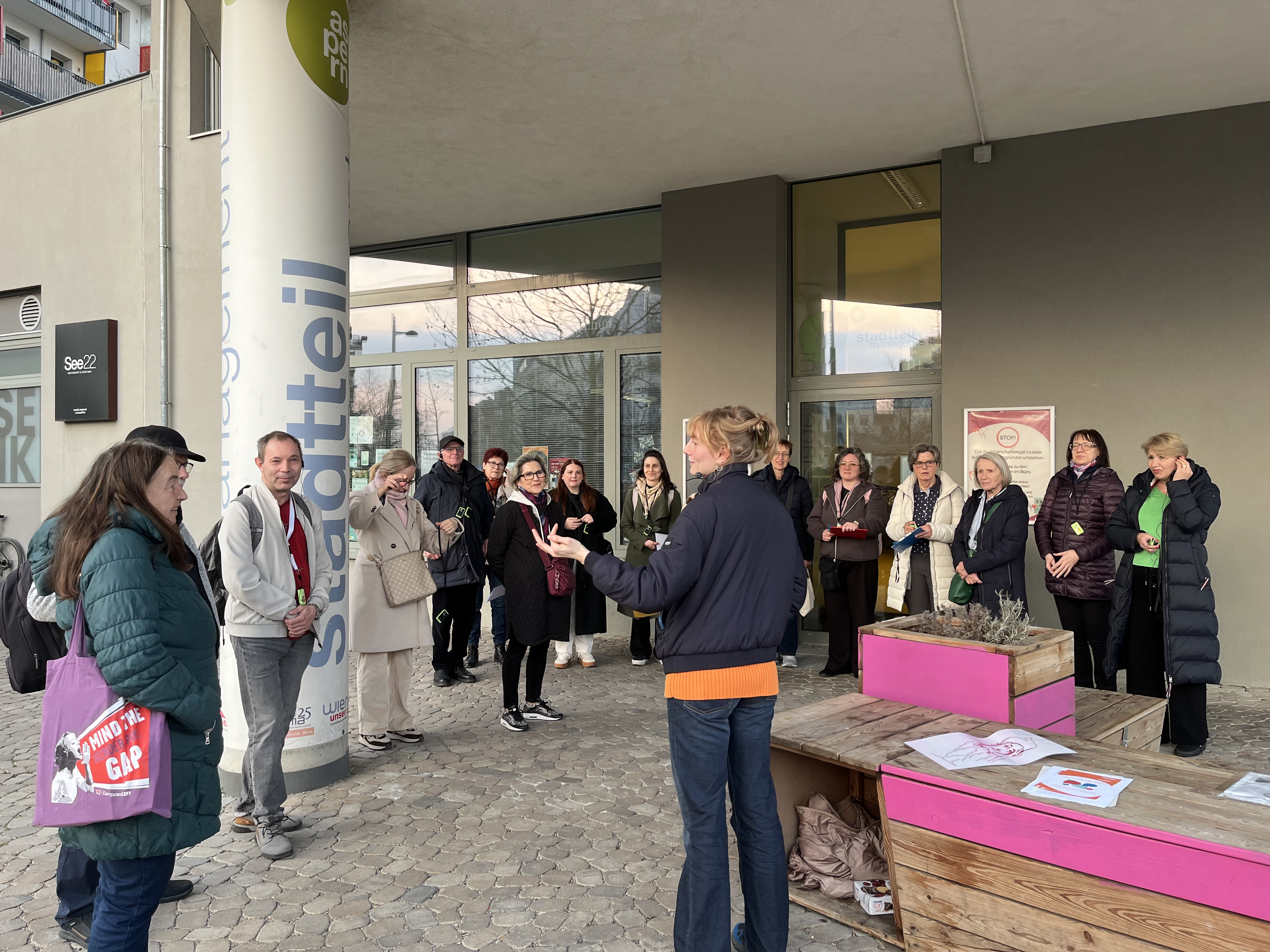 Gruppe von Menschen hören zu bei Führung vor dem STM-Büro