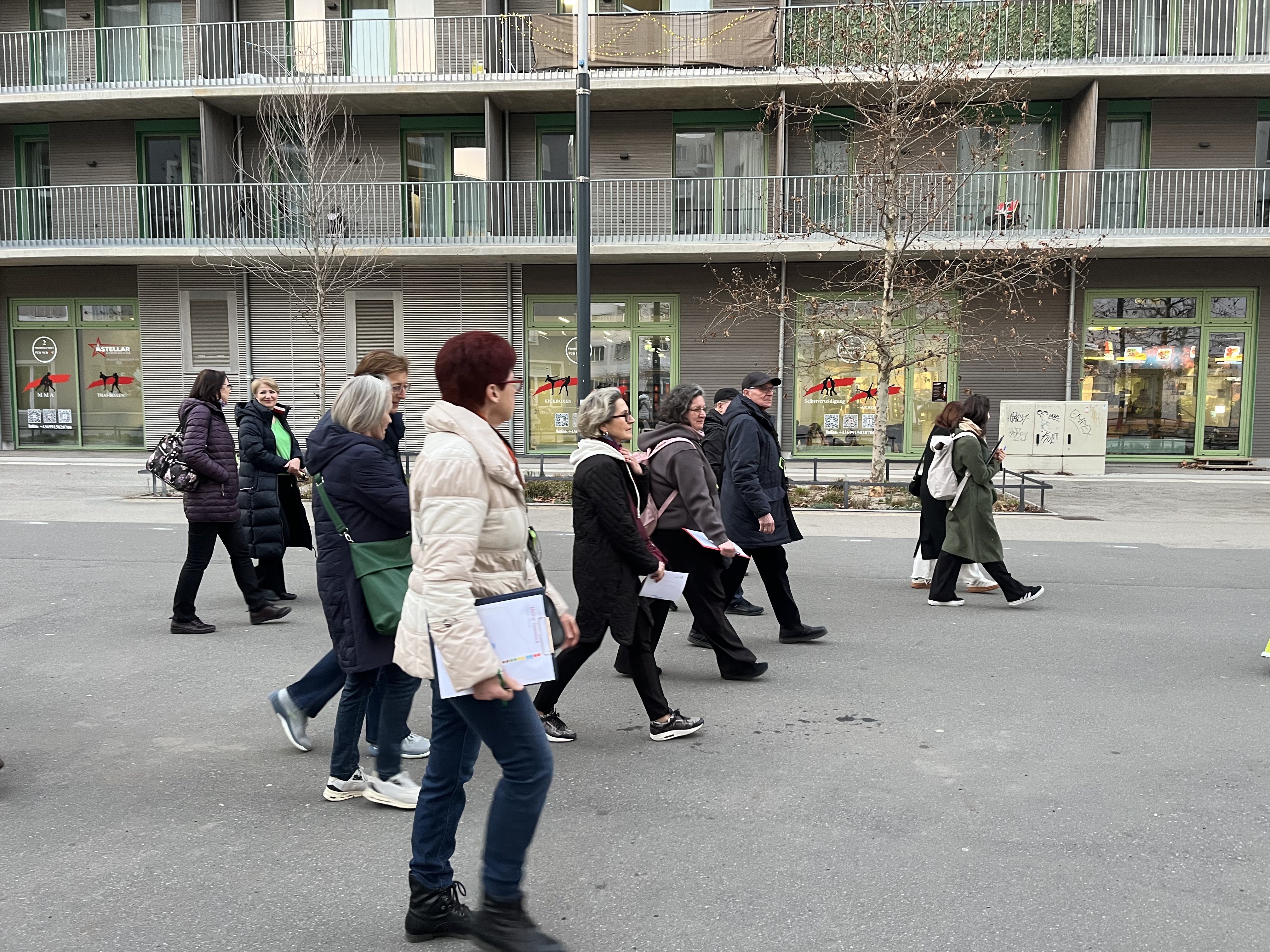 Gruppe von Frauen spaziert durch die Seestadt