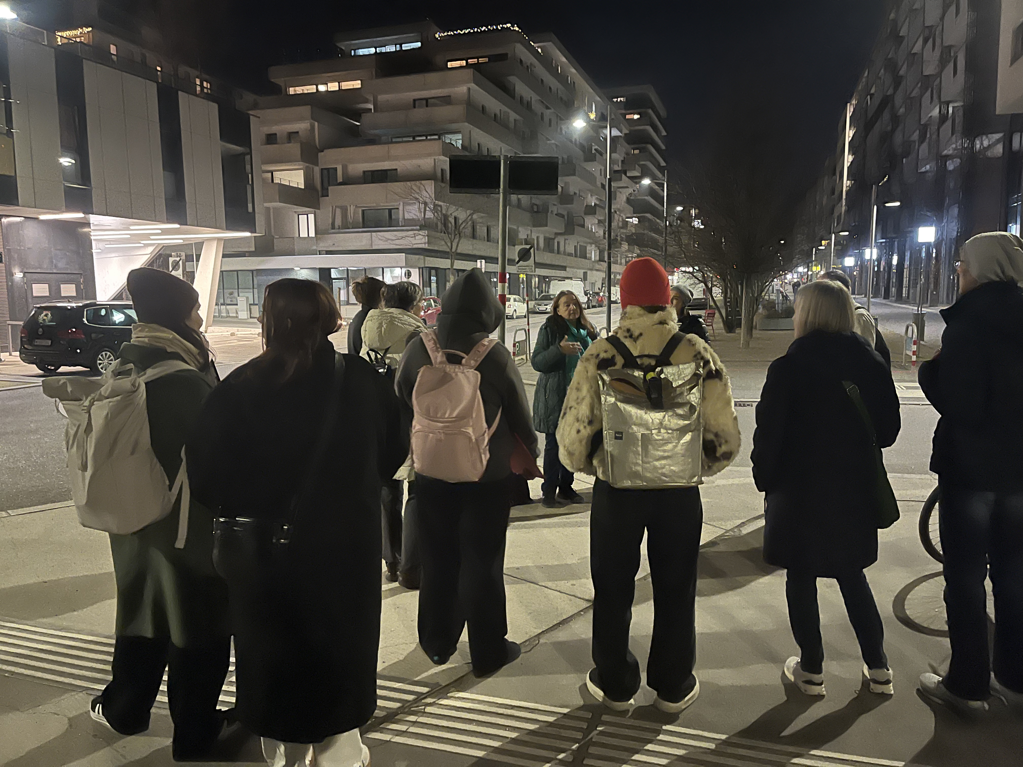Gruppe steht an der Maria Tusch Straße 