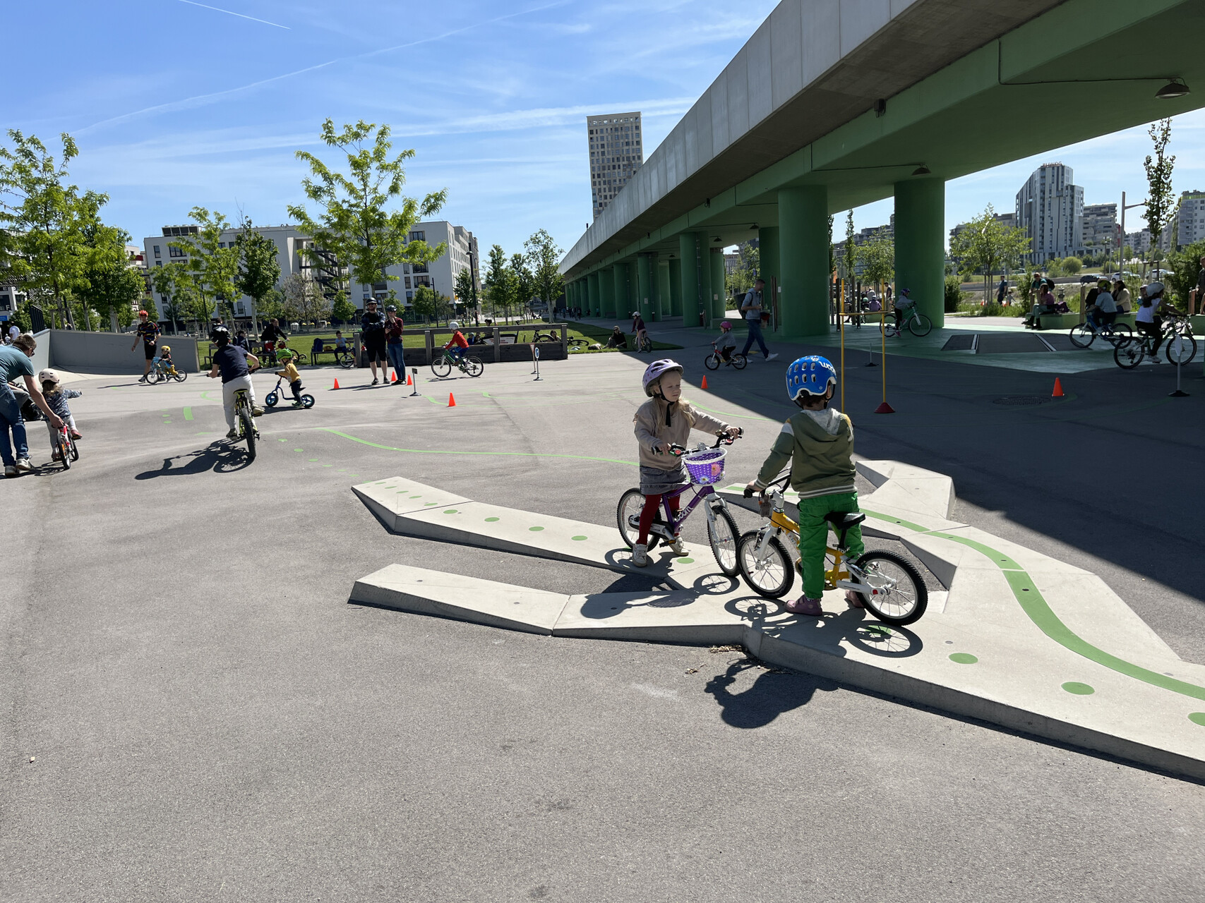 Kinder beim Fahrradtraining auf einem Fahrradparcours