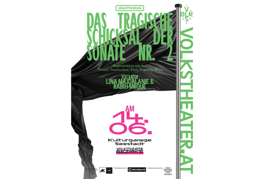 Plakat zur Aufführung Das Tragische Schicksal der Sonate 2.0, weißer Hintergrund, schwarzes fliegendes Tuch, Schrift im Vordergrund