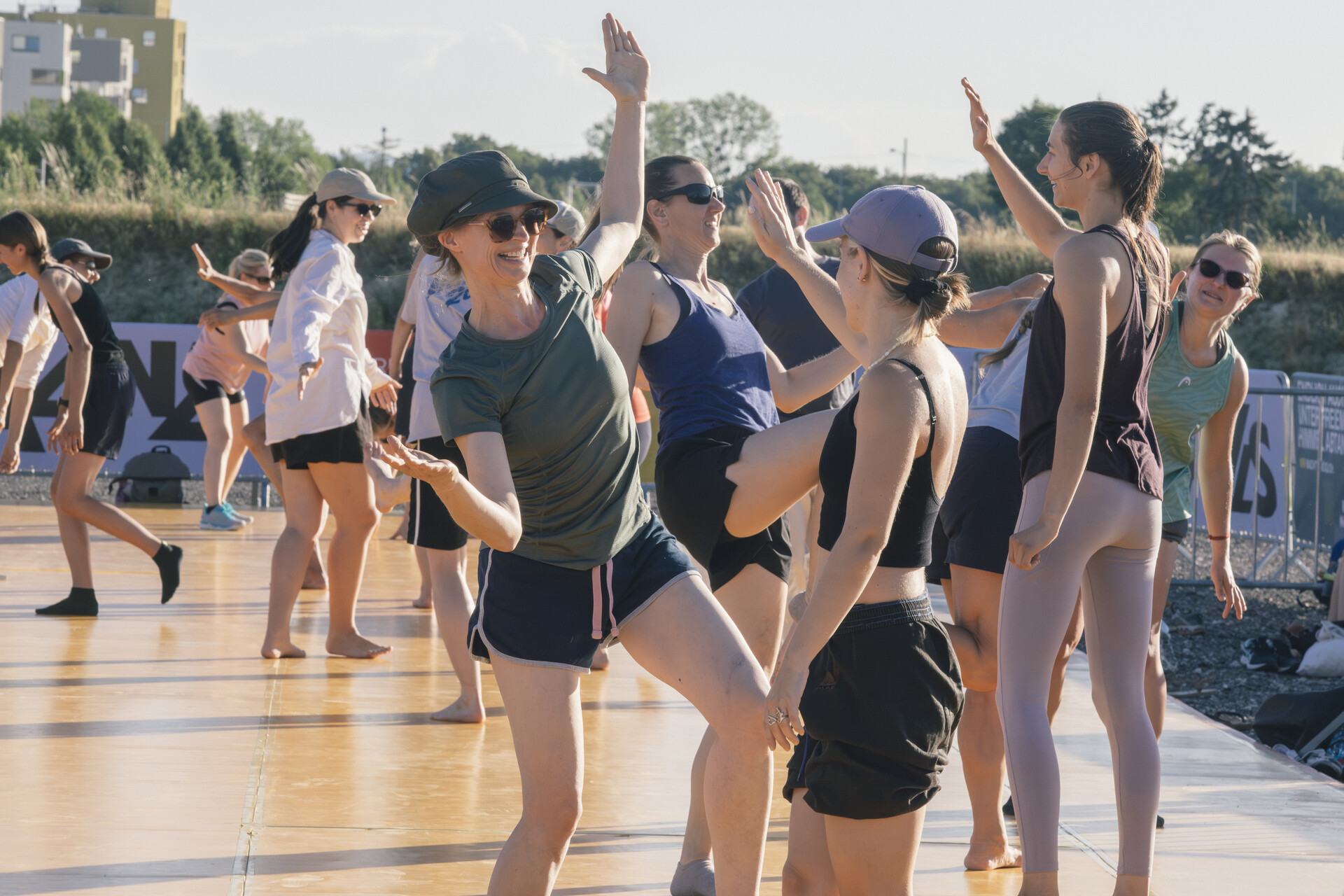 Gruppe von tanzenden Frauen, die sich gemeinsam bewegen