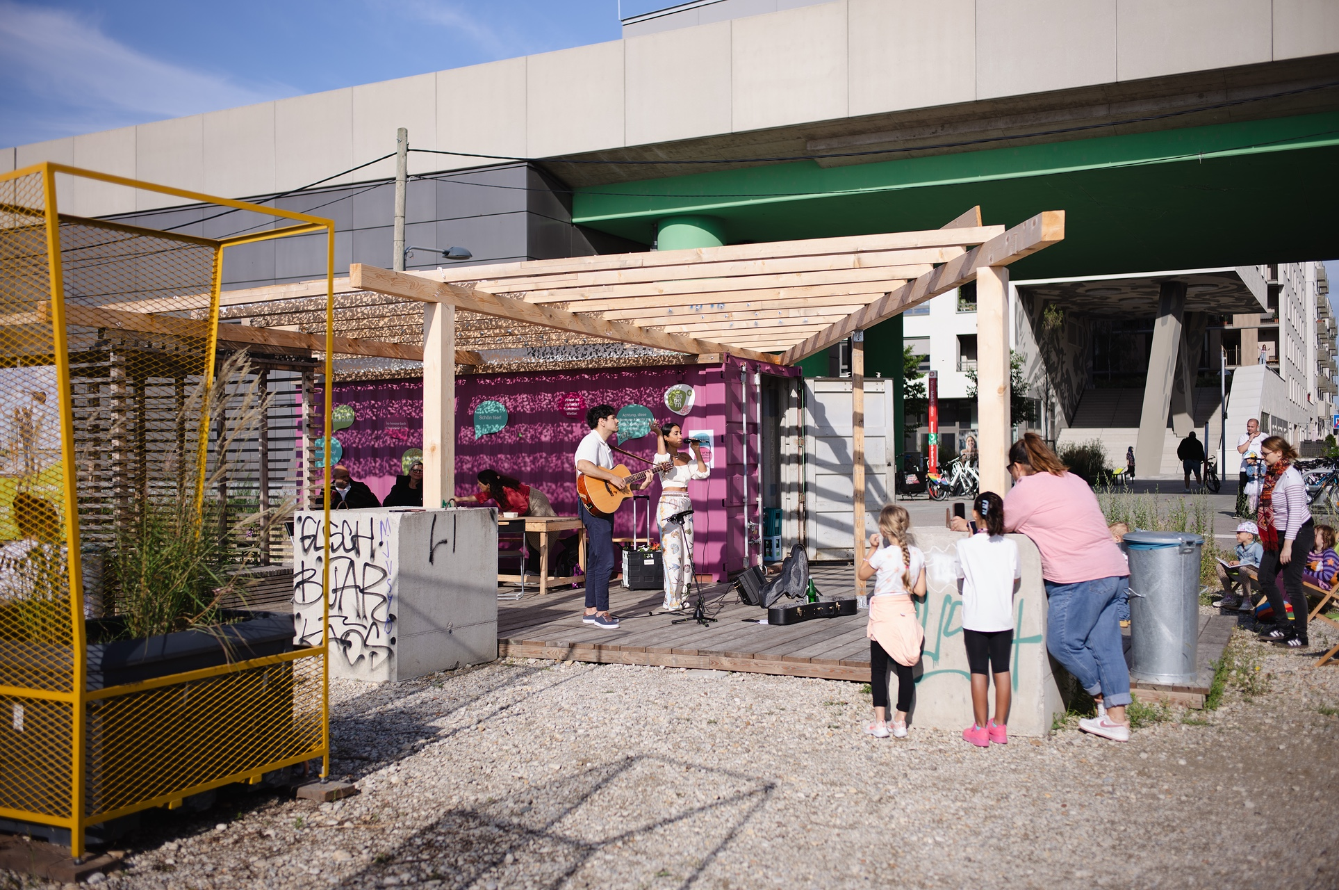 Kinder vor der Terrasse, die sich ein Konzert anhören