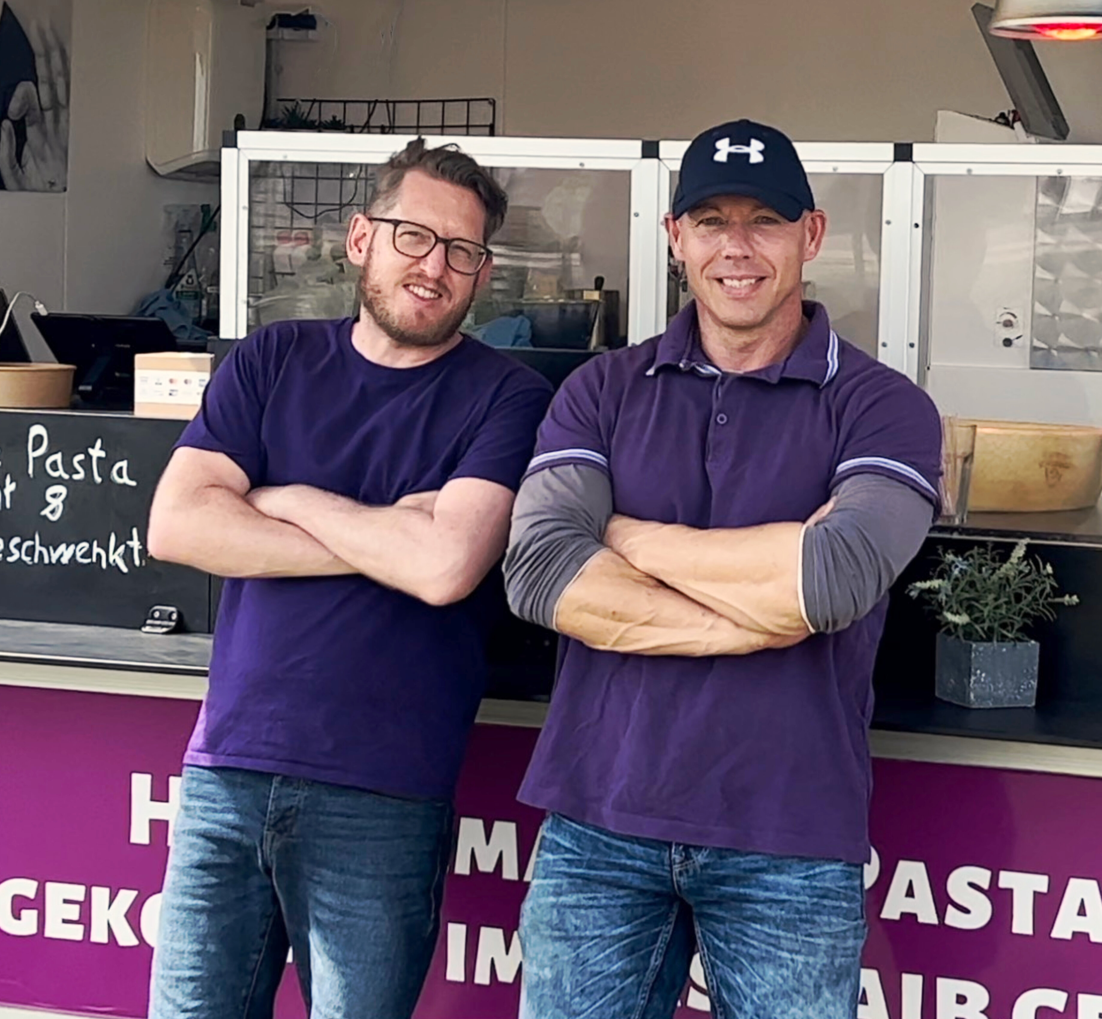Zwei Personen vor einem Foodtruck