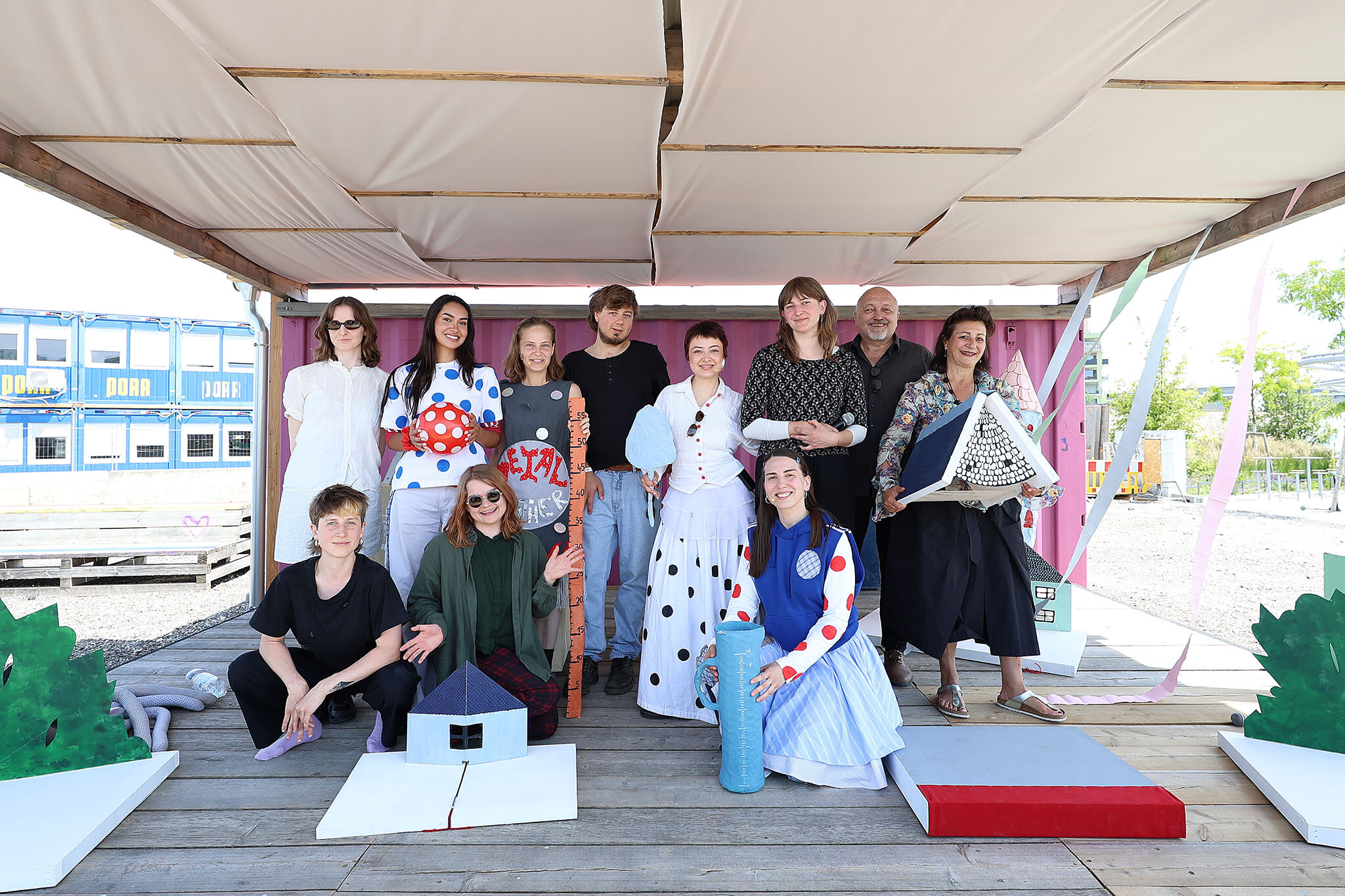 Bühne mit Personen, die ein Theaterstück spielen