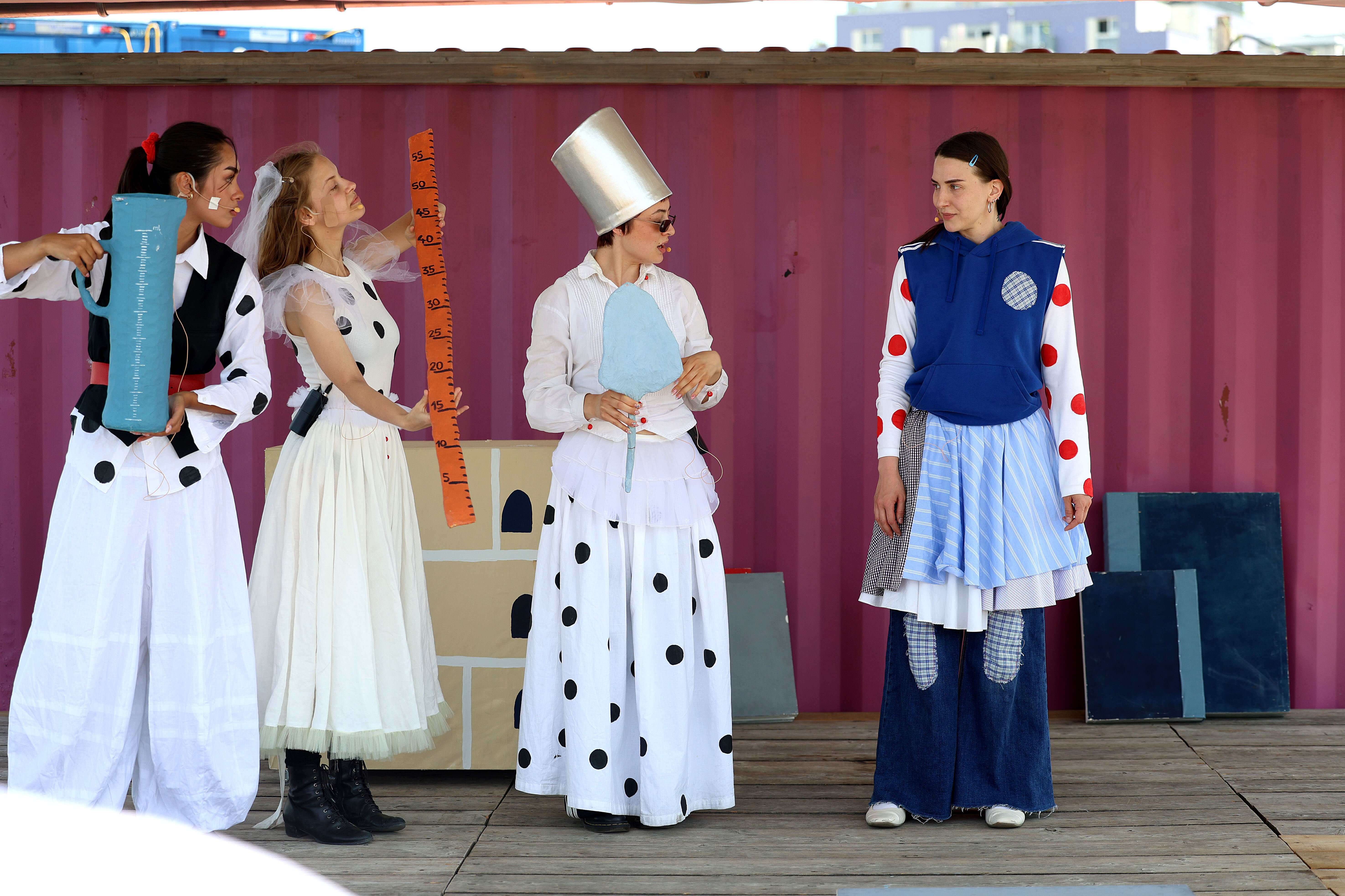 Bühne mit Personen, die ein Theaterstück spielen