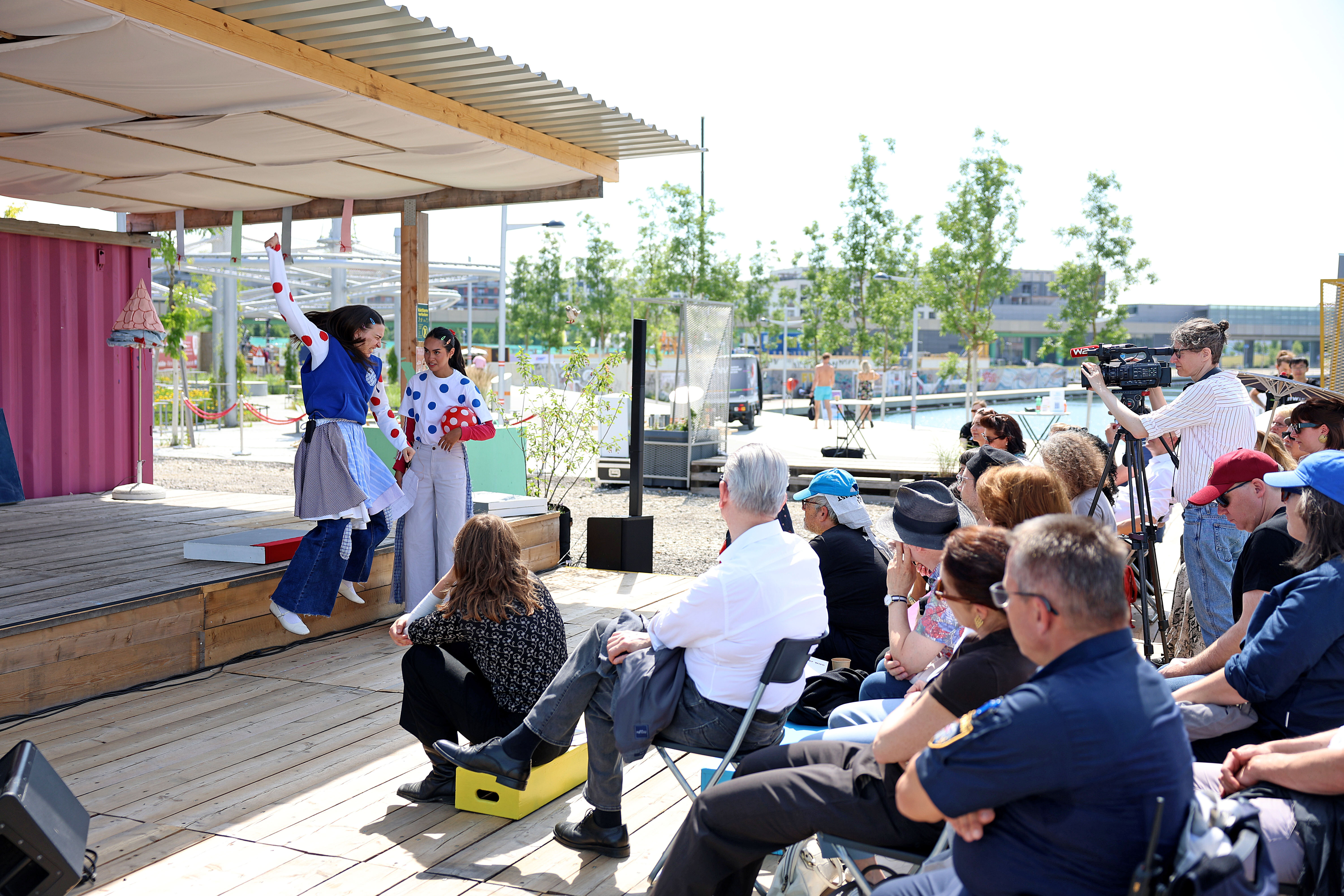 Bühne mit Personen, die ein Theaterstück spielen