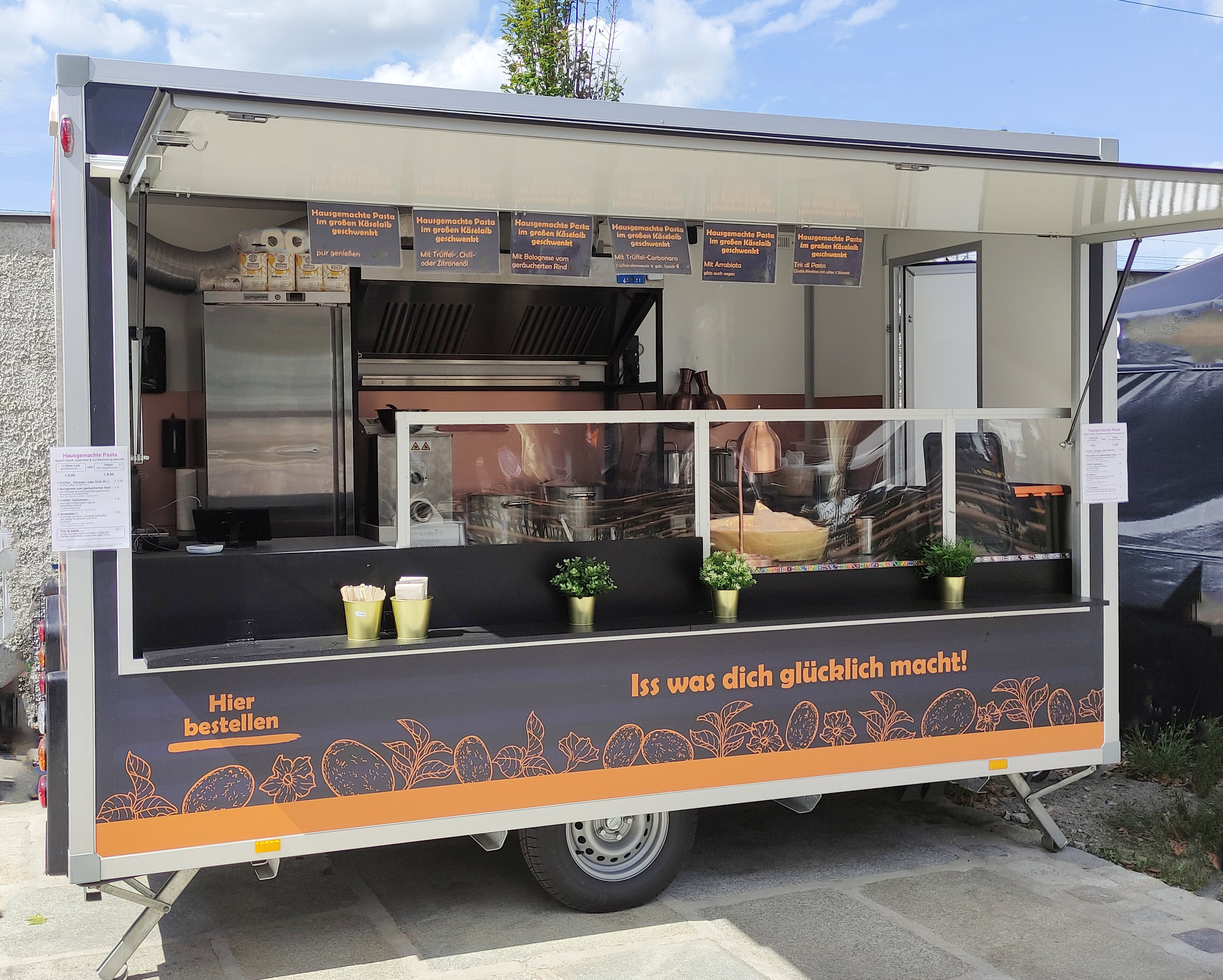 Ein Foodtruck in den Farben schwarz und orange