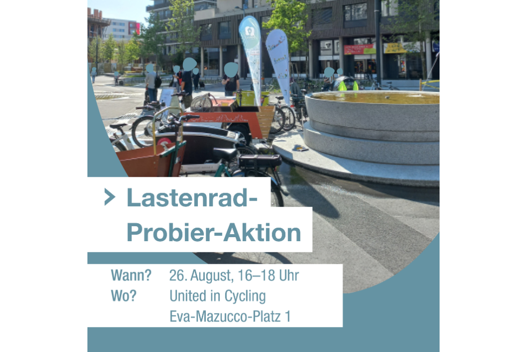 Lastenräder stehen auf einem Platz in einer Stadt vor einem Brunnen